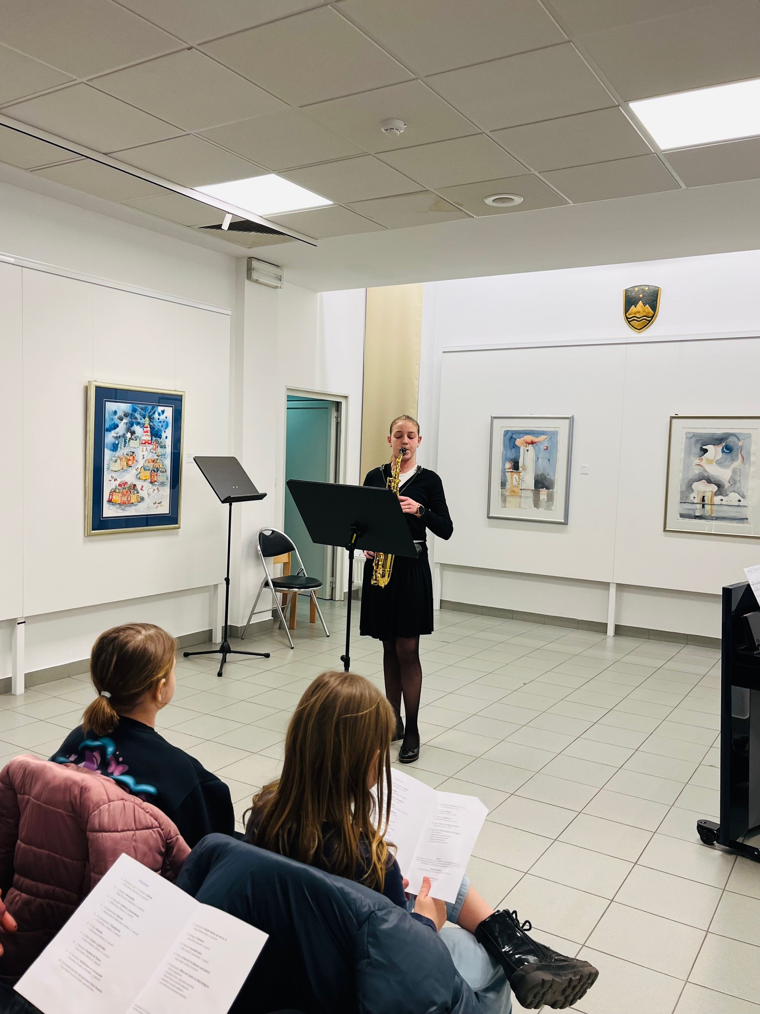 Mladi glasbeniki nastopajo v galeriji - 1. koncert