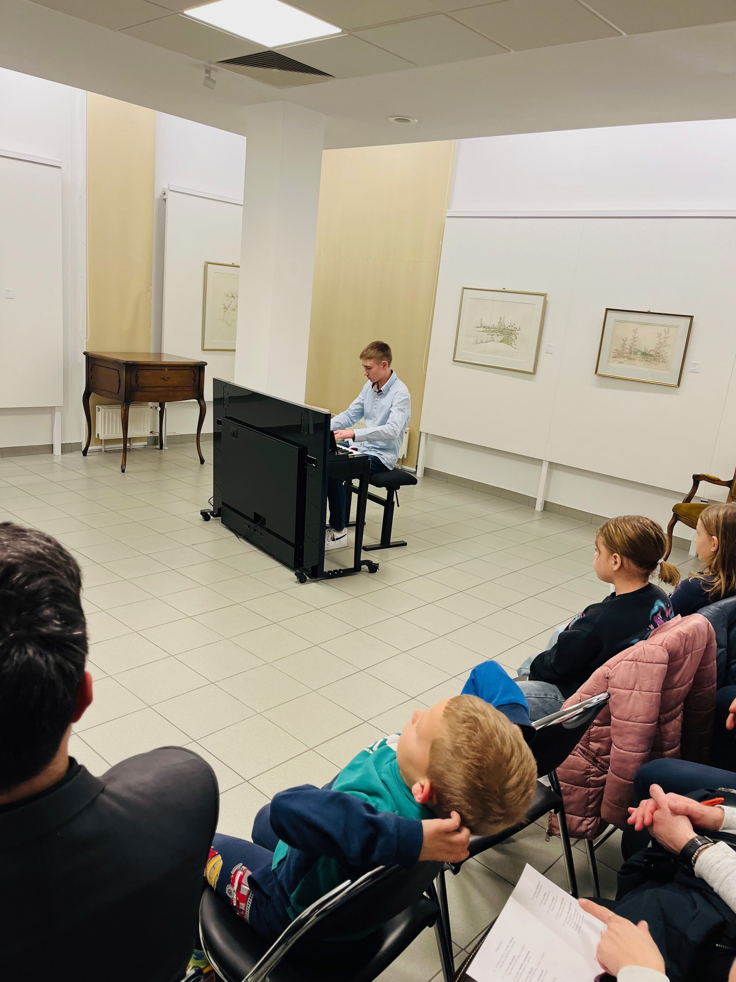 Mladi glasbeniki nastopajo v galeriji - 1. koncert