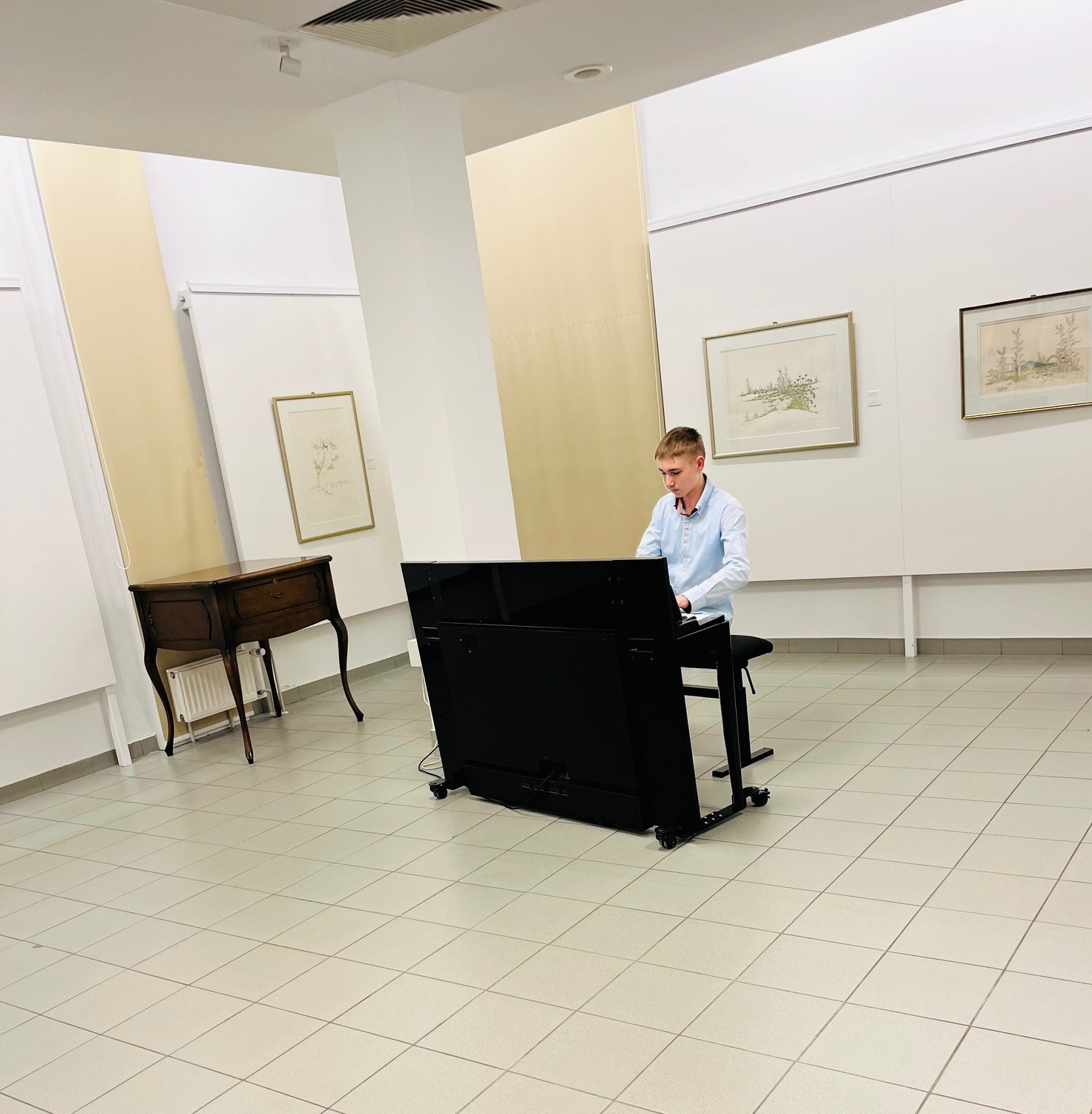 Mladi glasbeniki nastopajo v galeriji - 1. koncert