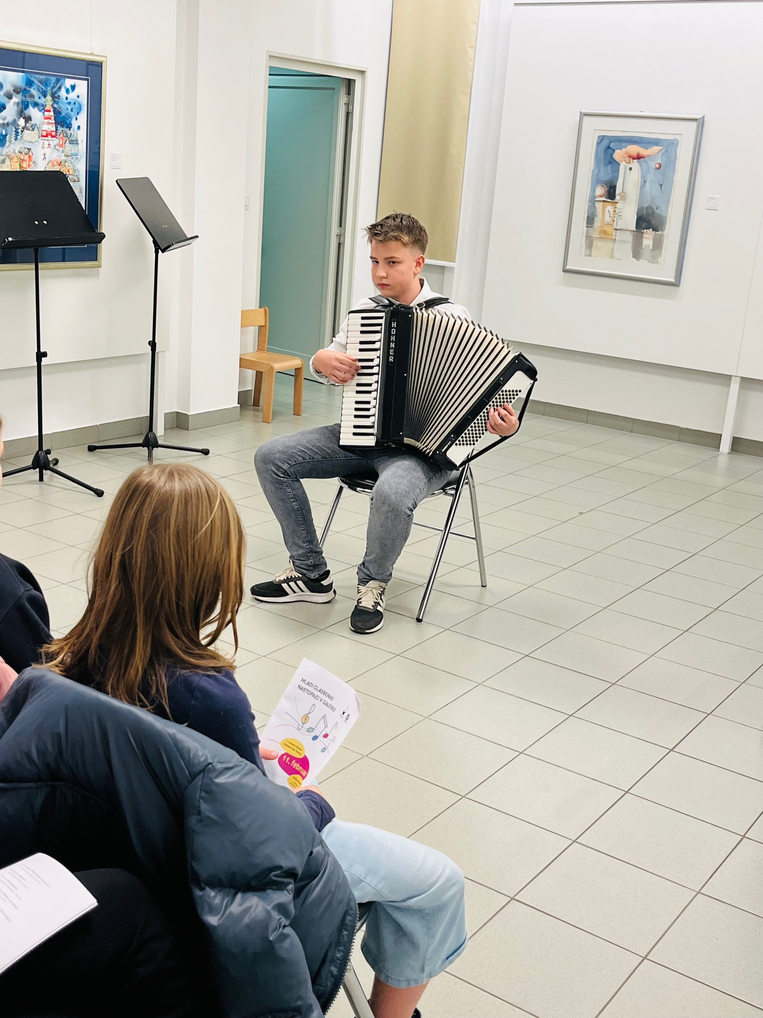 Mladi glasbeniki nastopajo v galeriji - 1. koncert