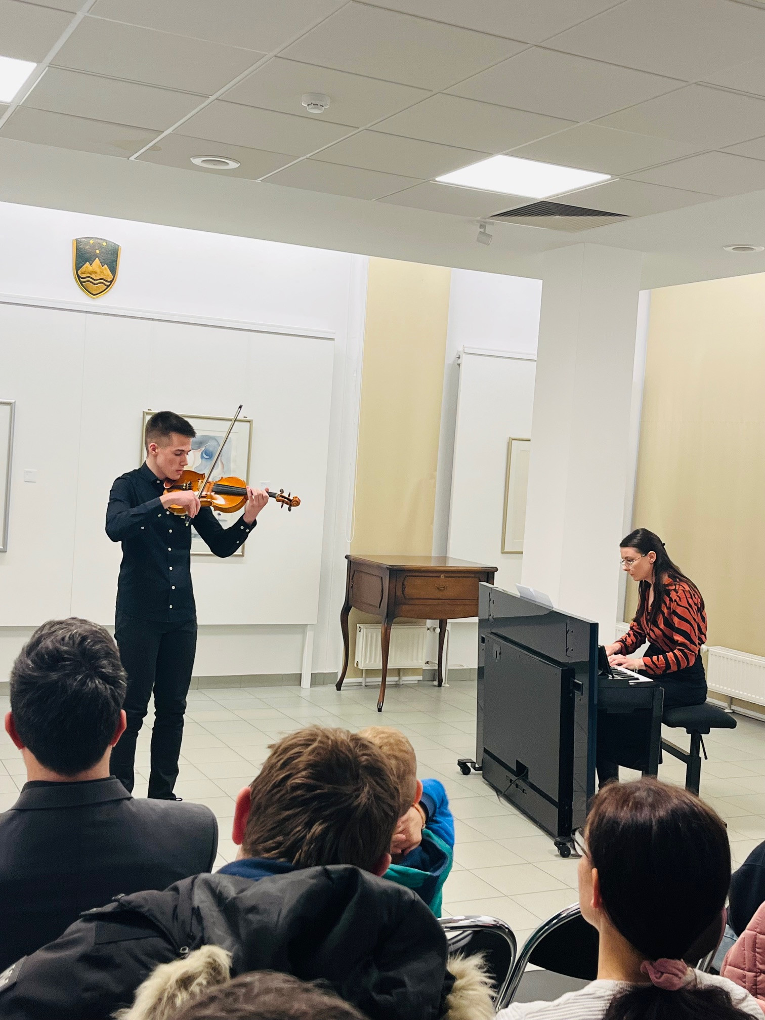 Mladi glasbeniki nastopajo v galeriji - 1. koncert