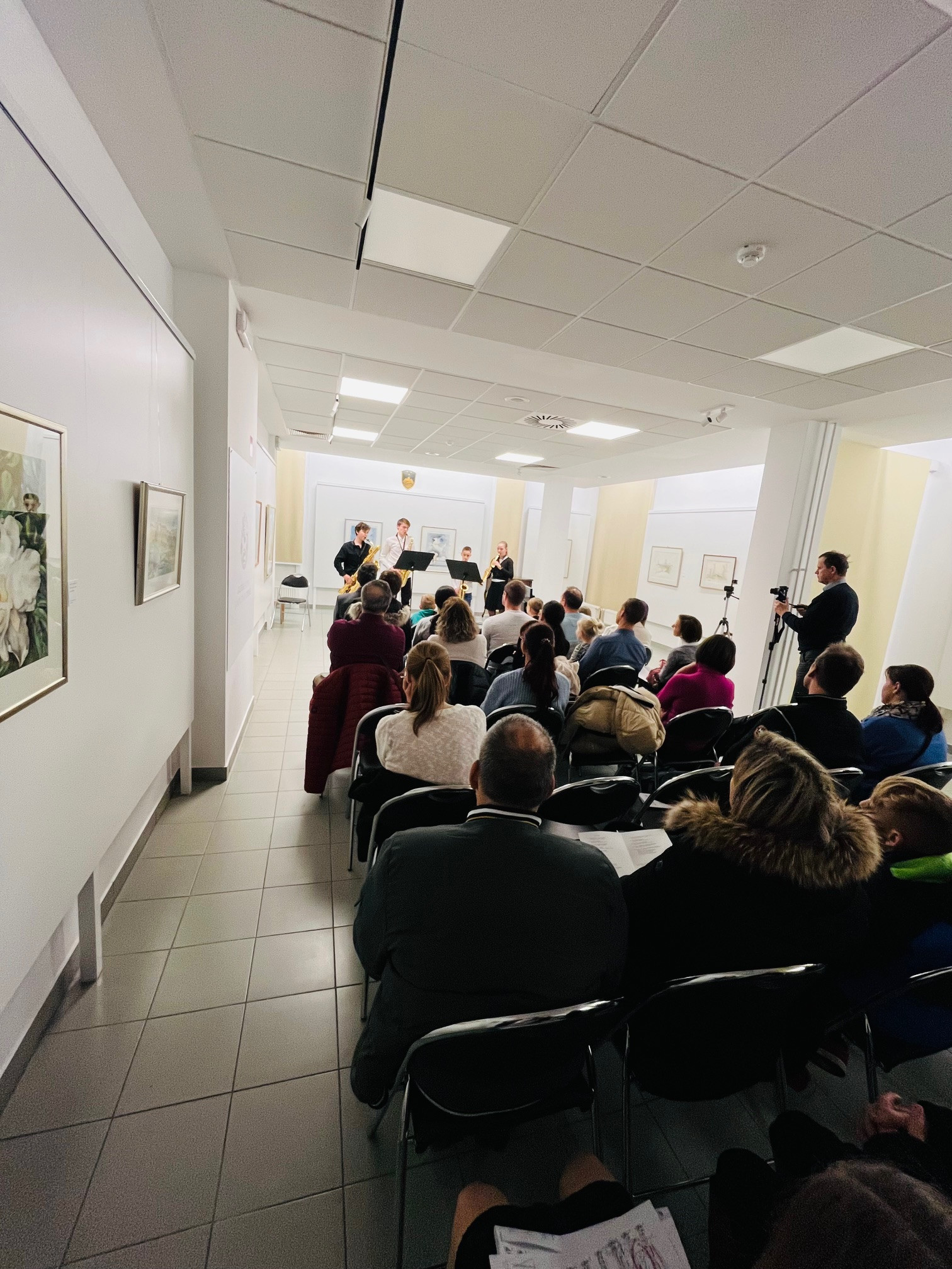 Mladi glasbeniki nastopajo v galeriji - 1. koncert