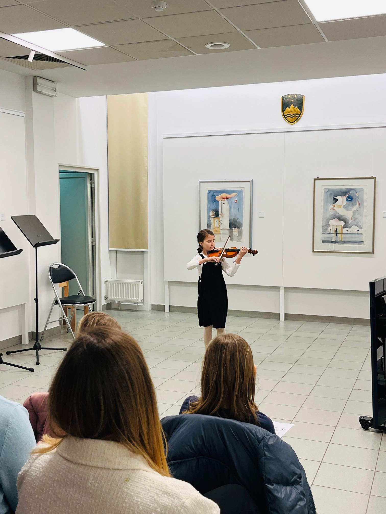 Mladi glasbeniki nastopajo v galeriji - 1. koncert