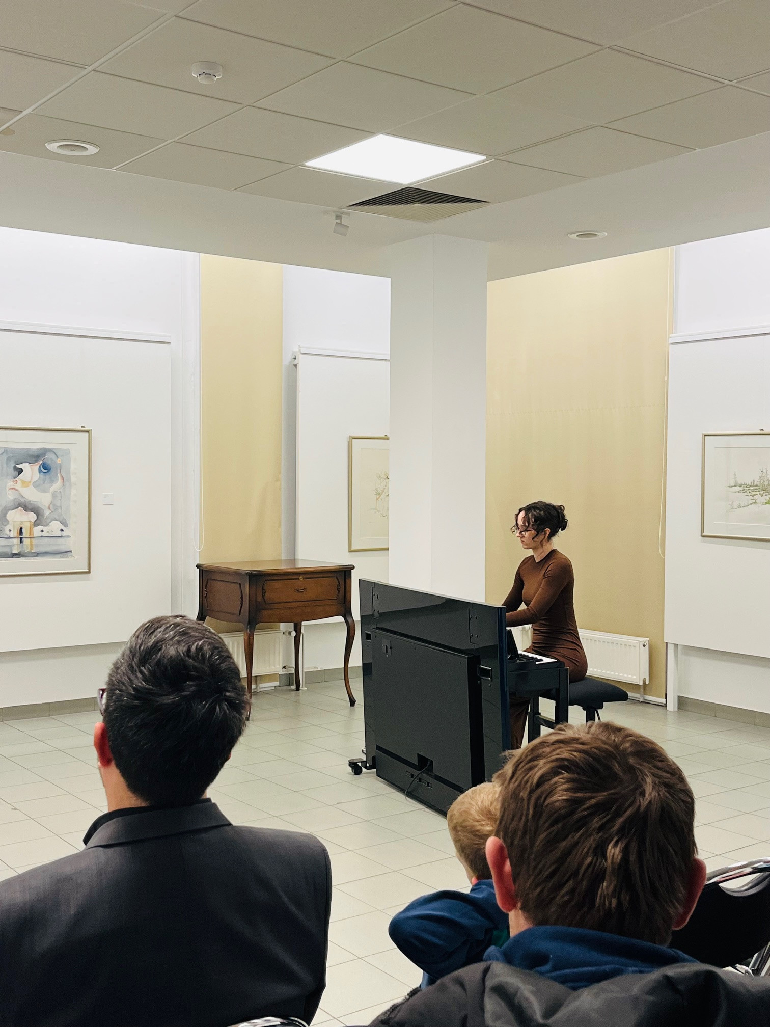 Mladi glasbeniki nastopajo v galeriji - 1. koncert