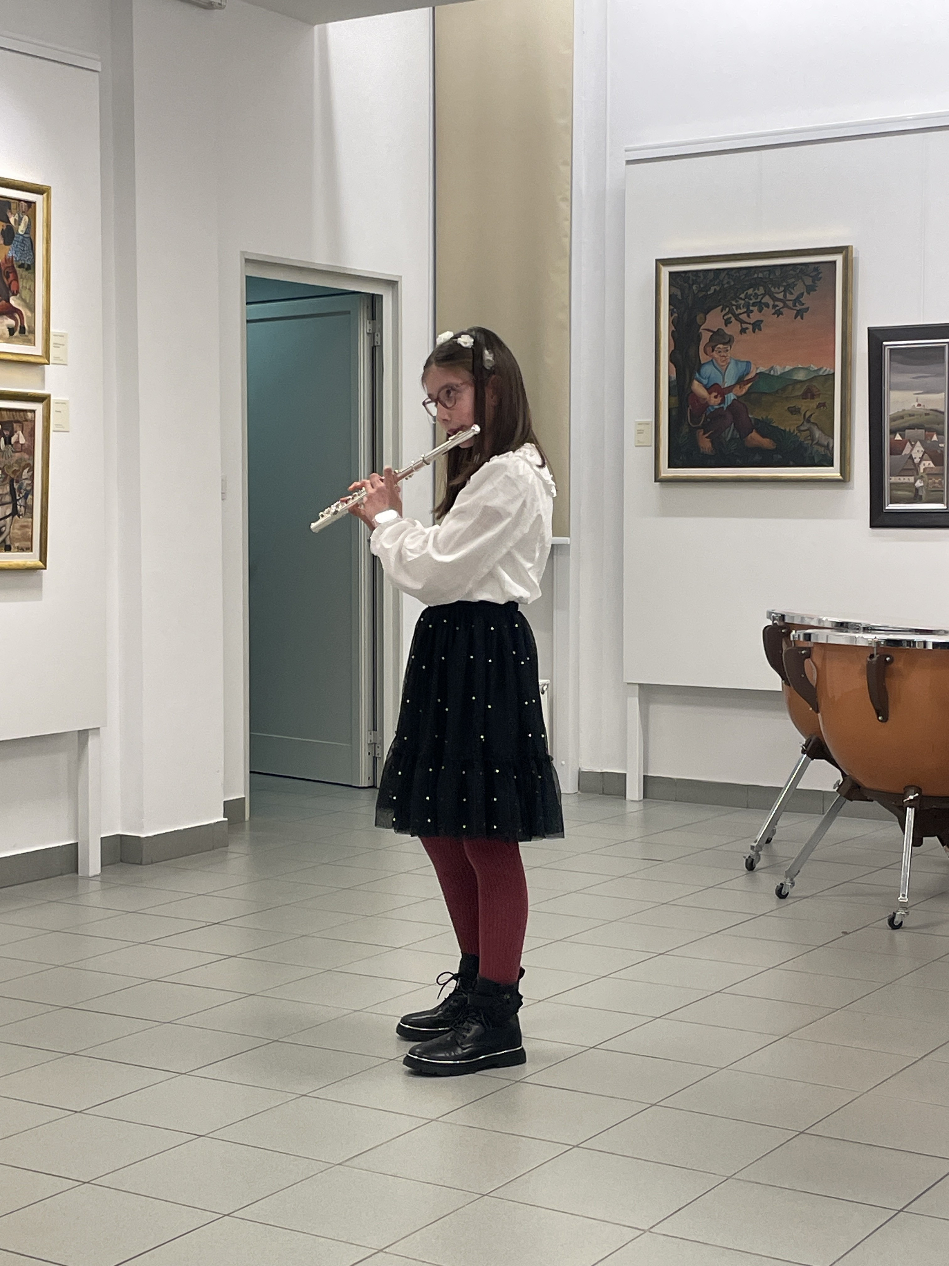 Mladi glasbeniki nastopajo v galeriji, 1. koncert