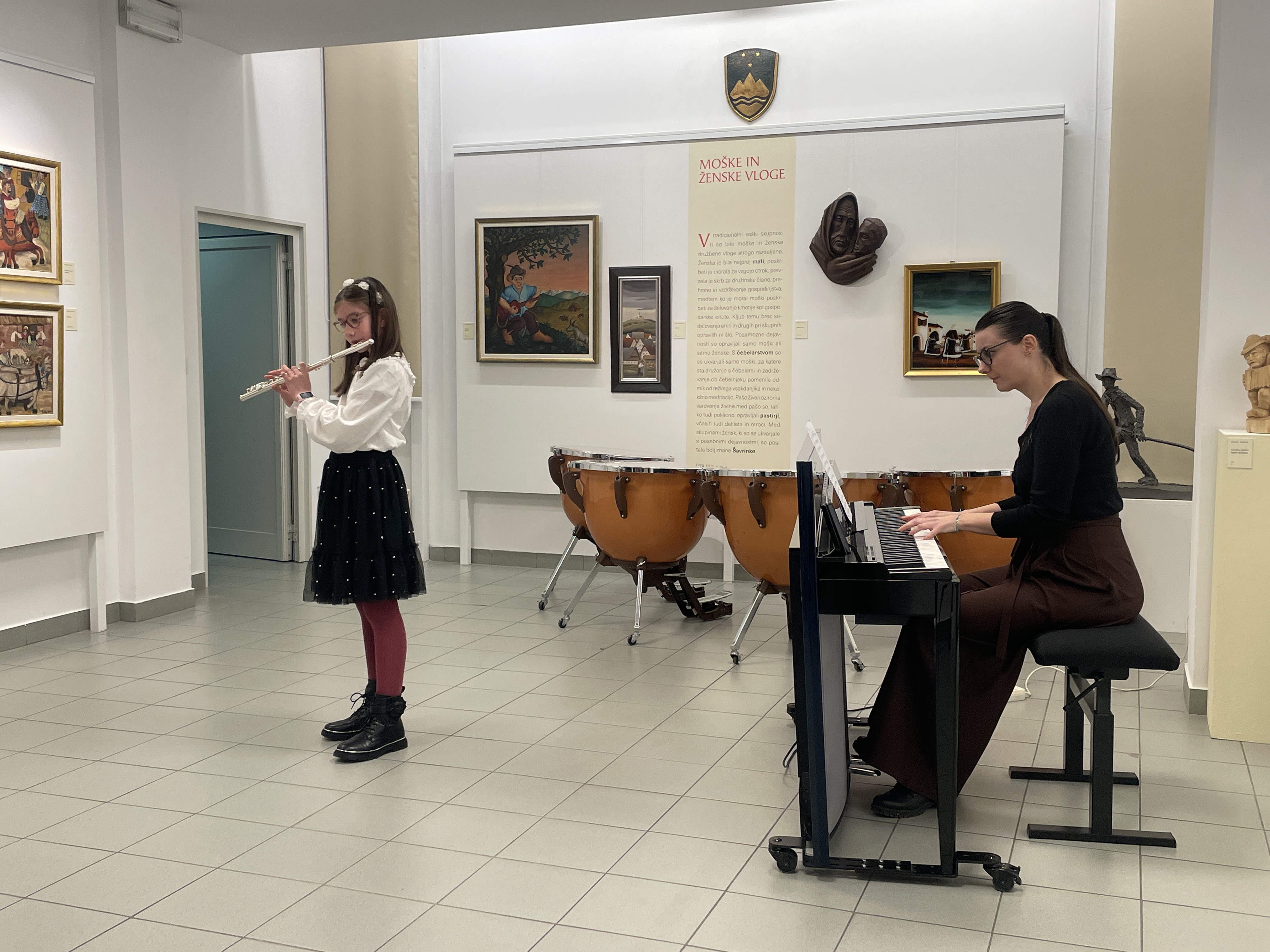 Mladi glasbeniki nastopajo v galeriji, 1. koncert