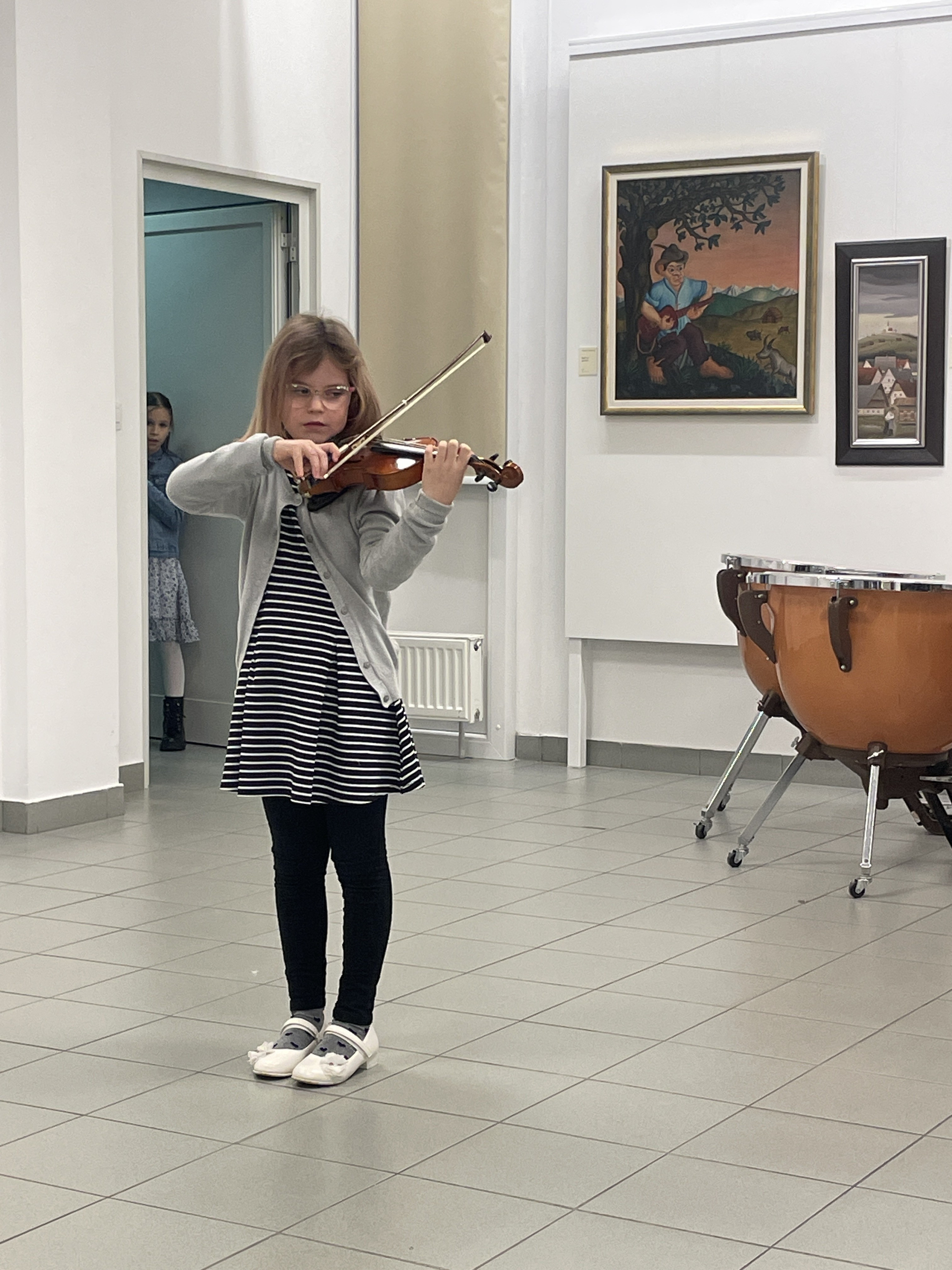 Mladi glasbeniki nastopajo v galeriji, 1. koncert