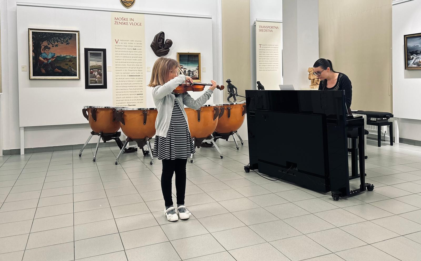 Mladi glasbeniki nastopajo v galeriji, 1. koncert