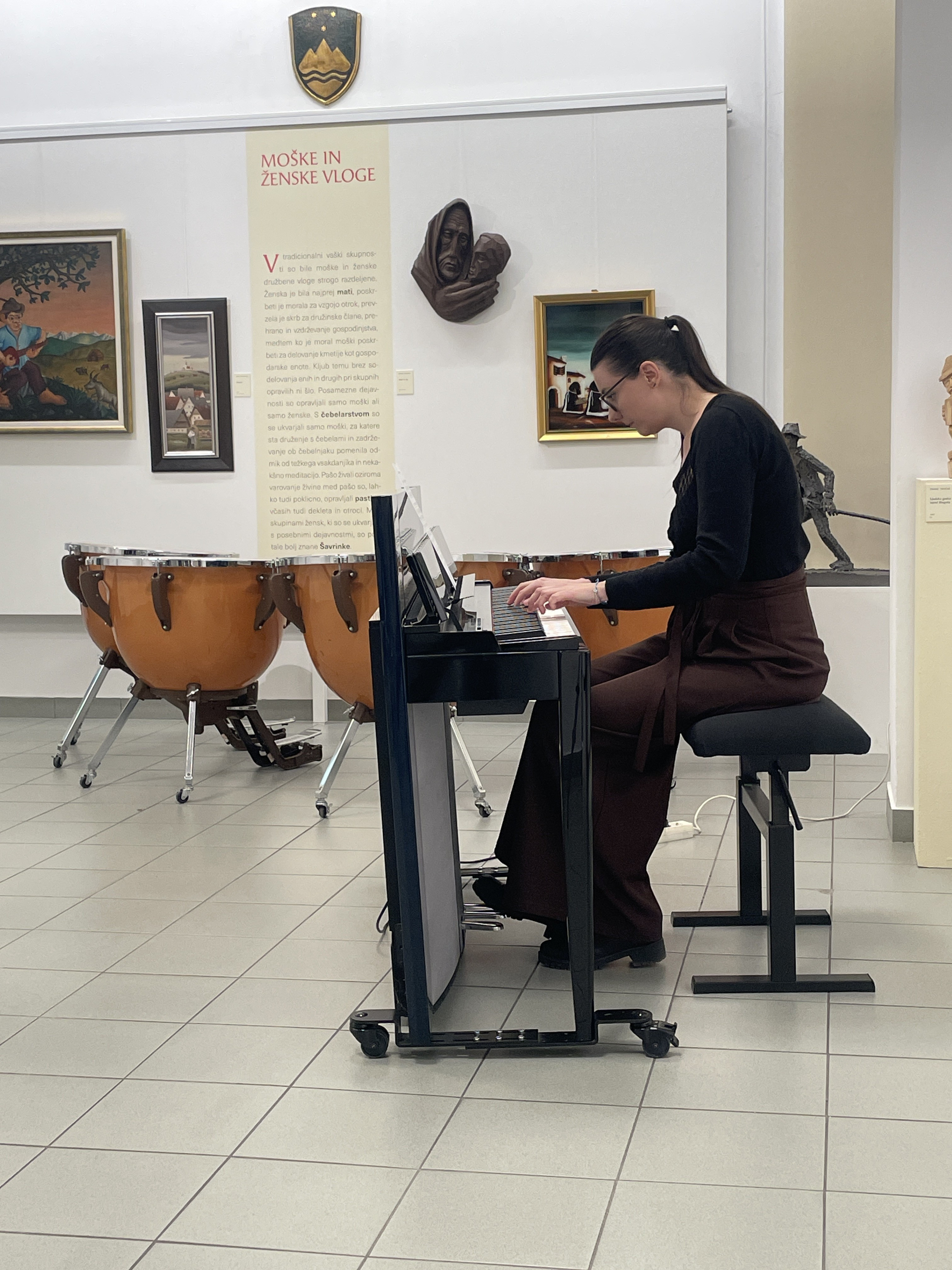 Mladi glasbeniki nastopajo v galeriji, 1. koncert