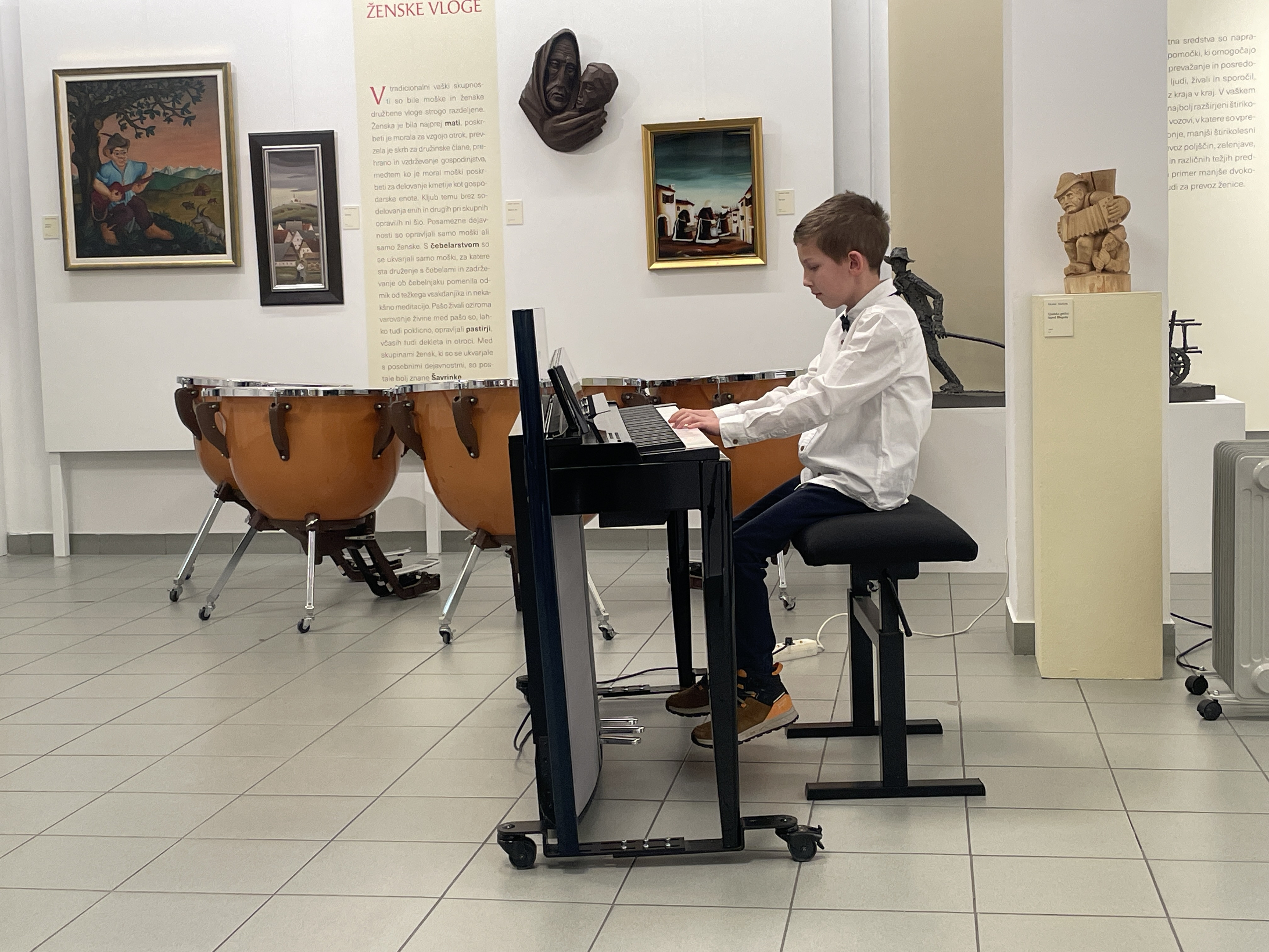 Mladi glasbeniki nastopajo v galeriji, 1. koncert