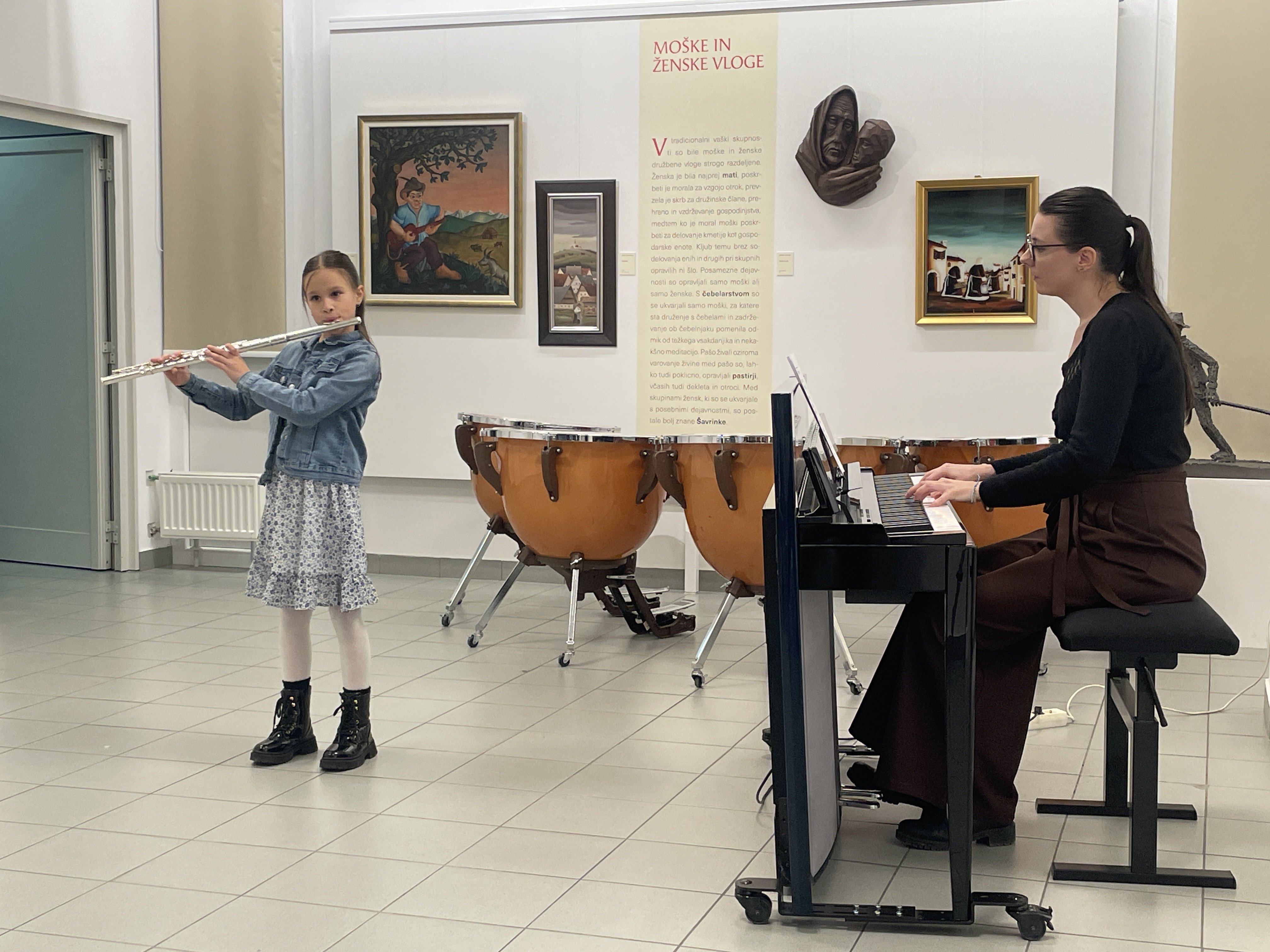 Mladi glasbeniki nastopajo v galeriji, 1. koncert