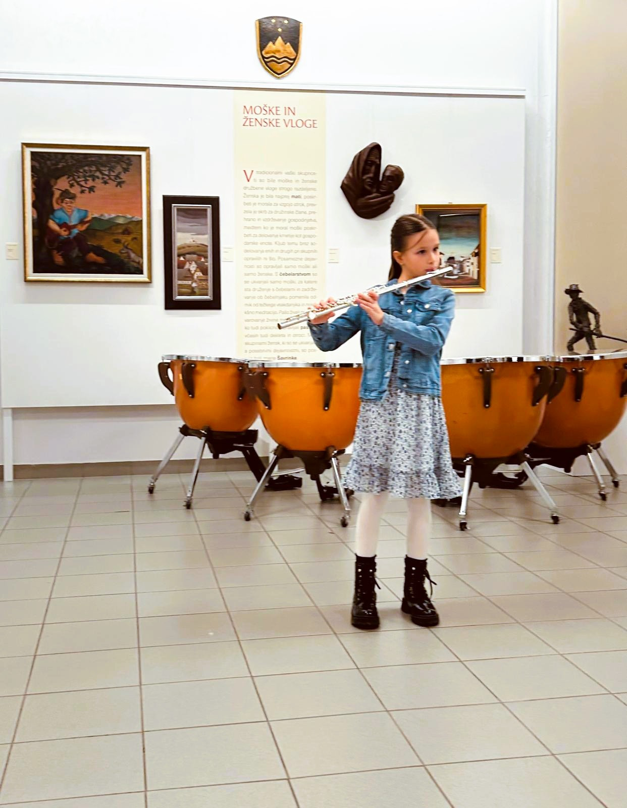 Mladi glasbeniki nastopajo v galeriji, 1. koncert