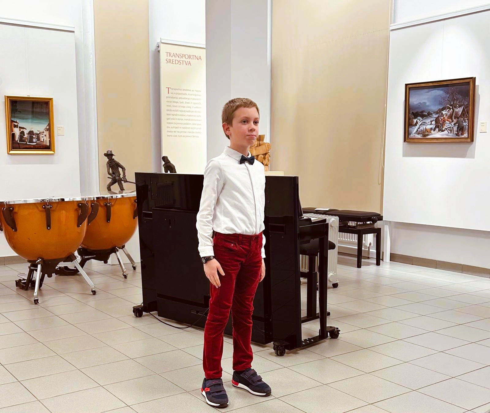 Mladi glasbeniki nastopajo v galeriji, 1. koncert