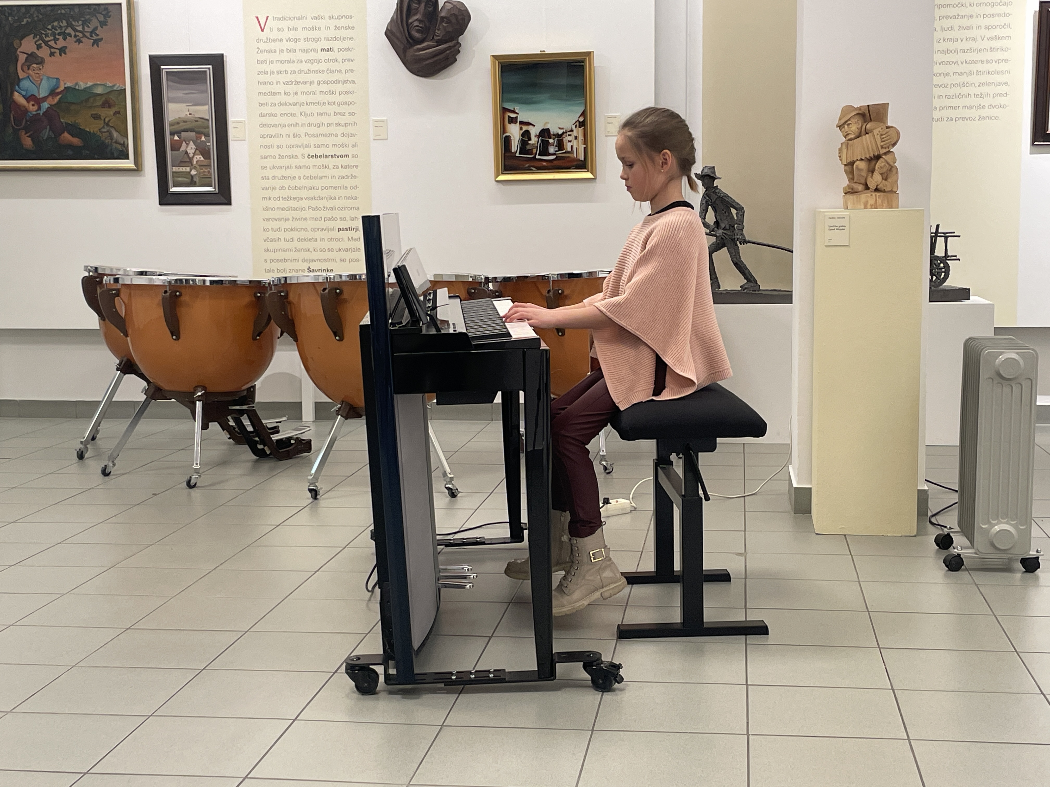 Mladi glasbeniki nastopajo v galeriji, 1. koncert