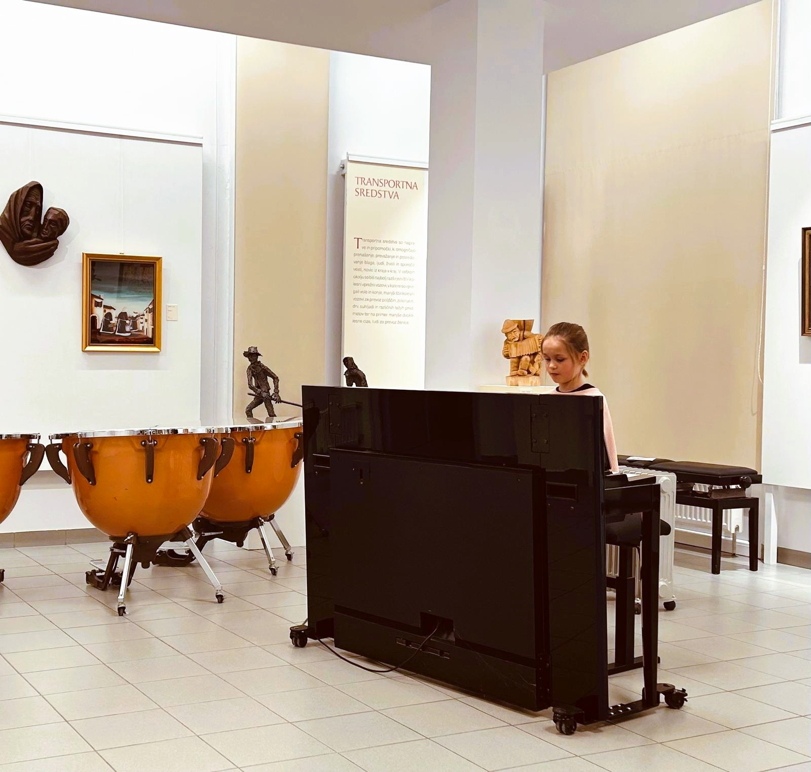 Mladi glasbeniki nastopajo v galeriji, 1. koncert