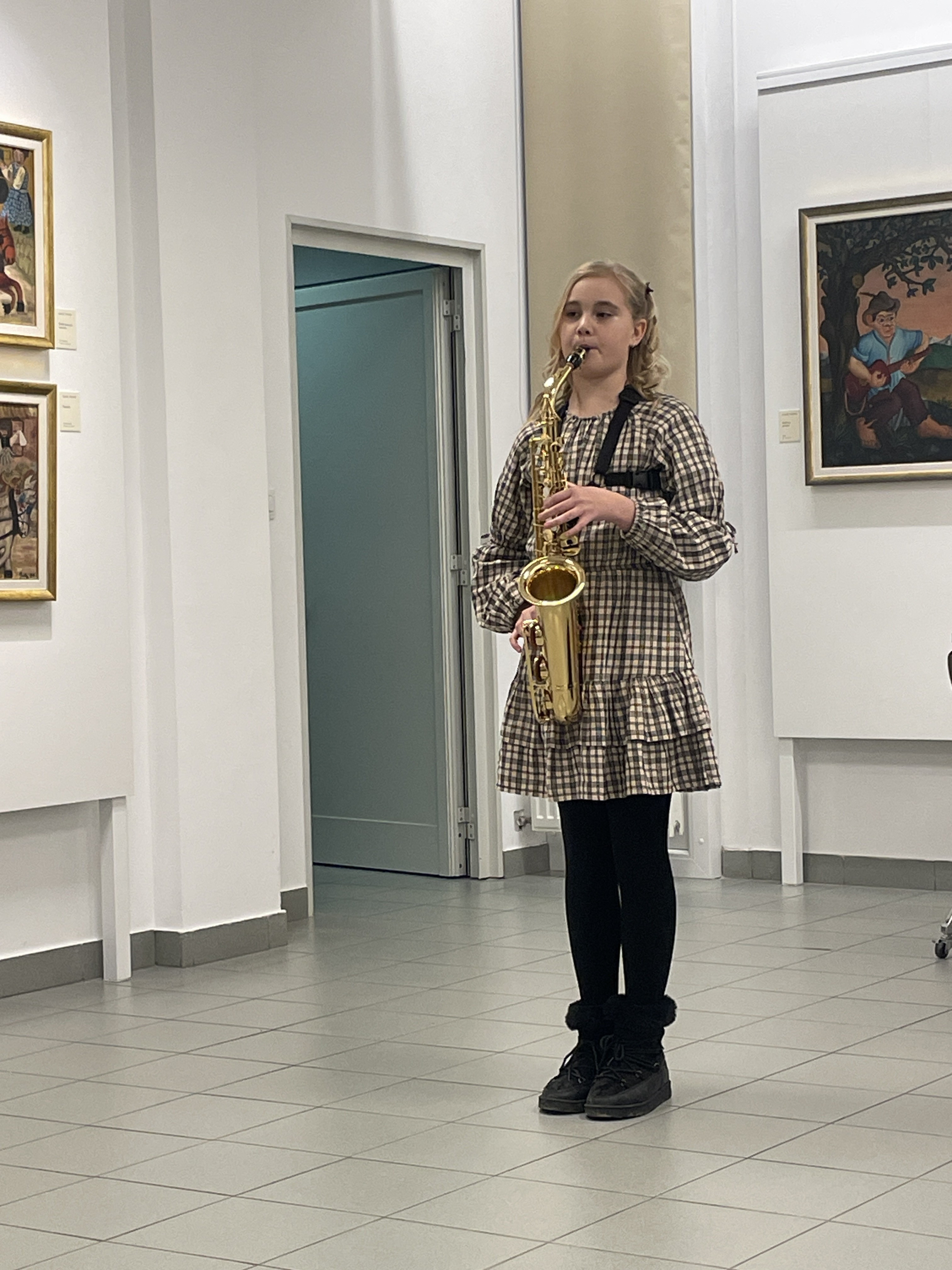 Mladi glasbeniki nastopajo v galeriji, 1. koncert