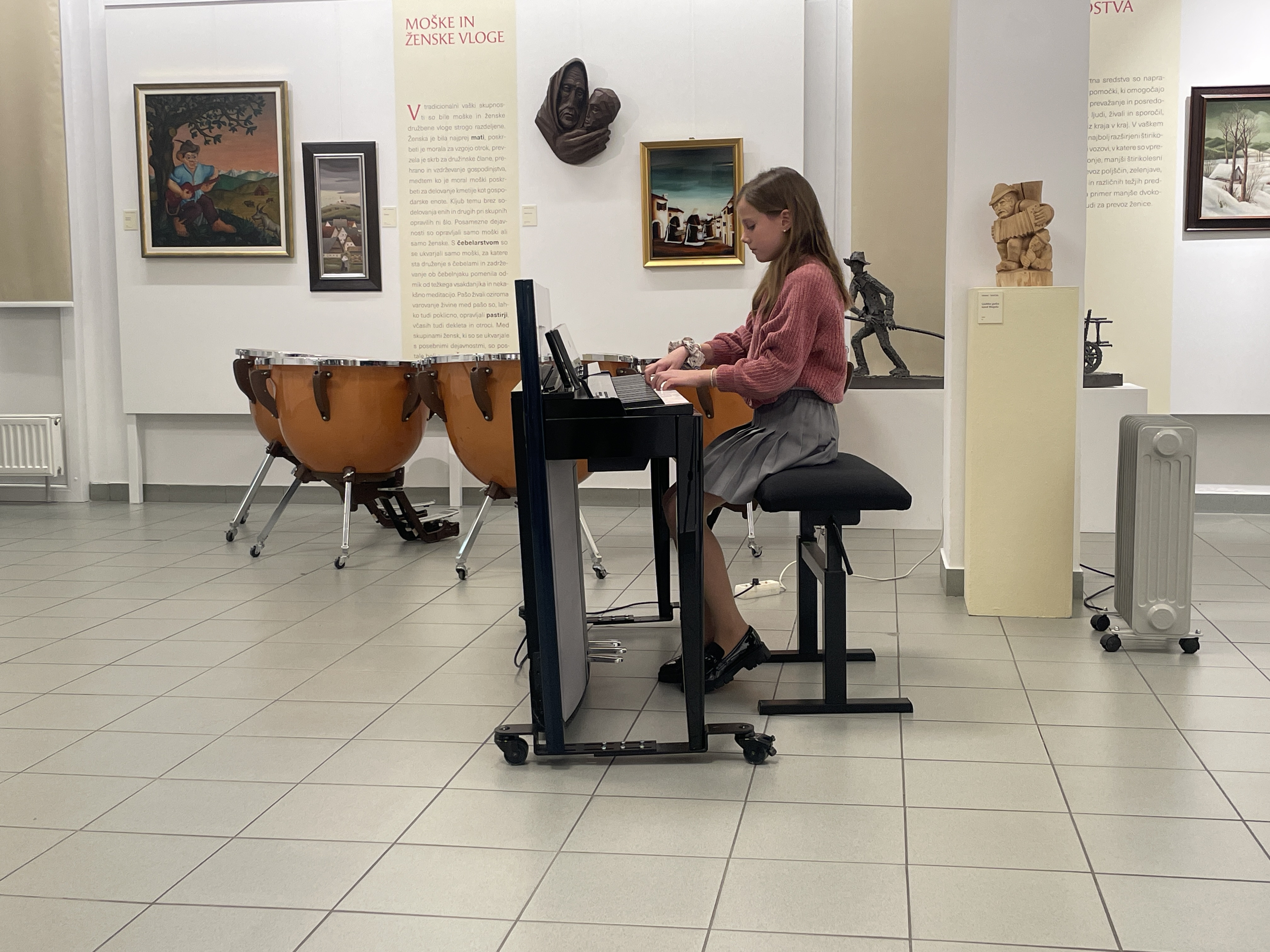 Mladi glasbeniki nastopajo v galeriji, 1. koncert