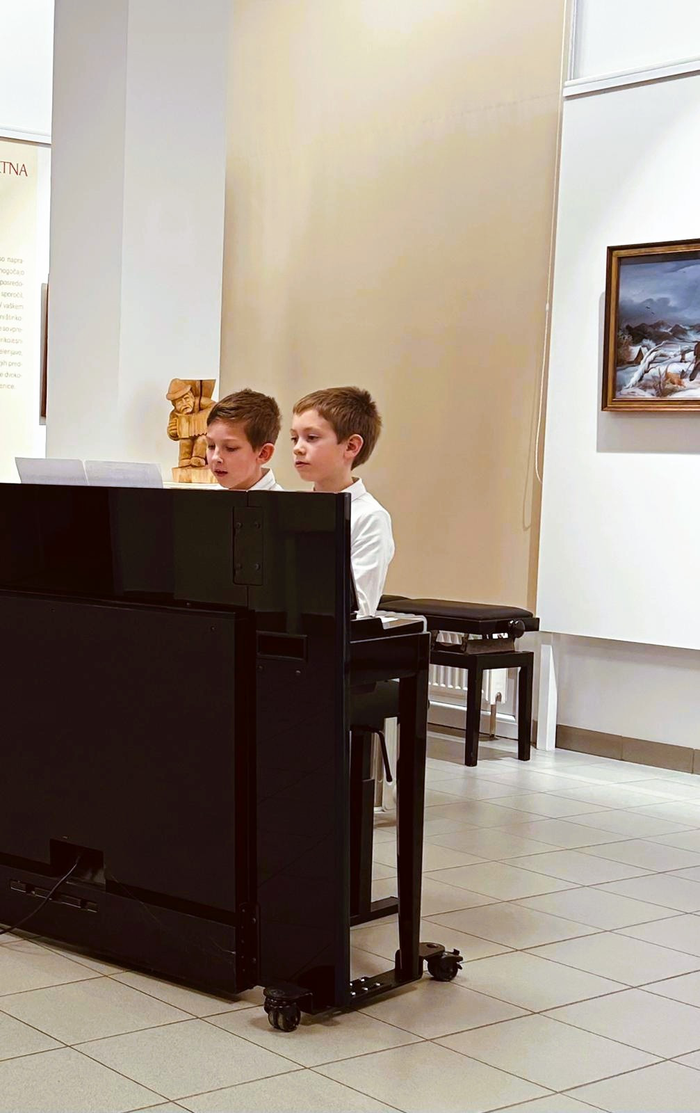 Mladi glasbeniki nastopajo v galeriji, 1. koncert