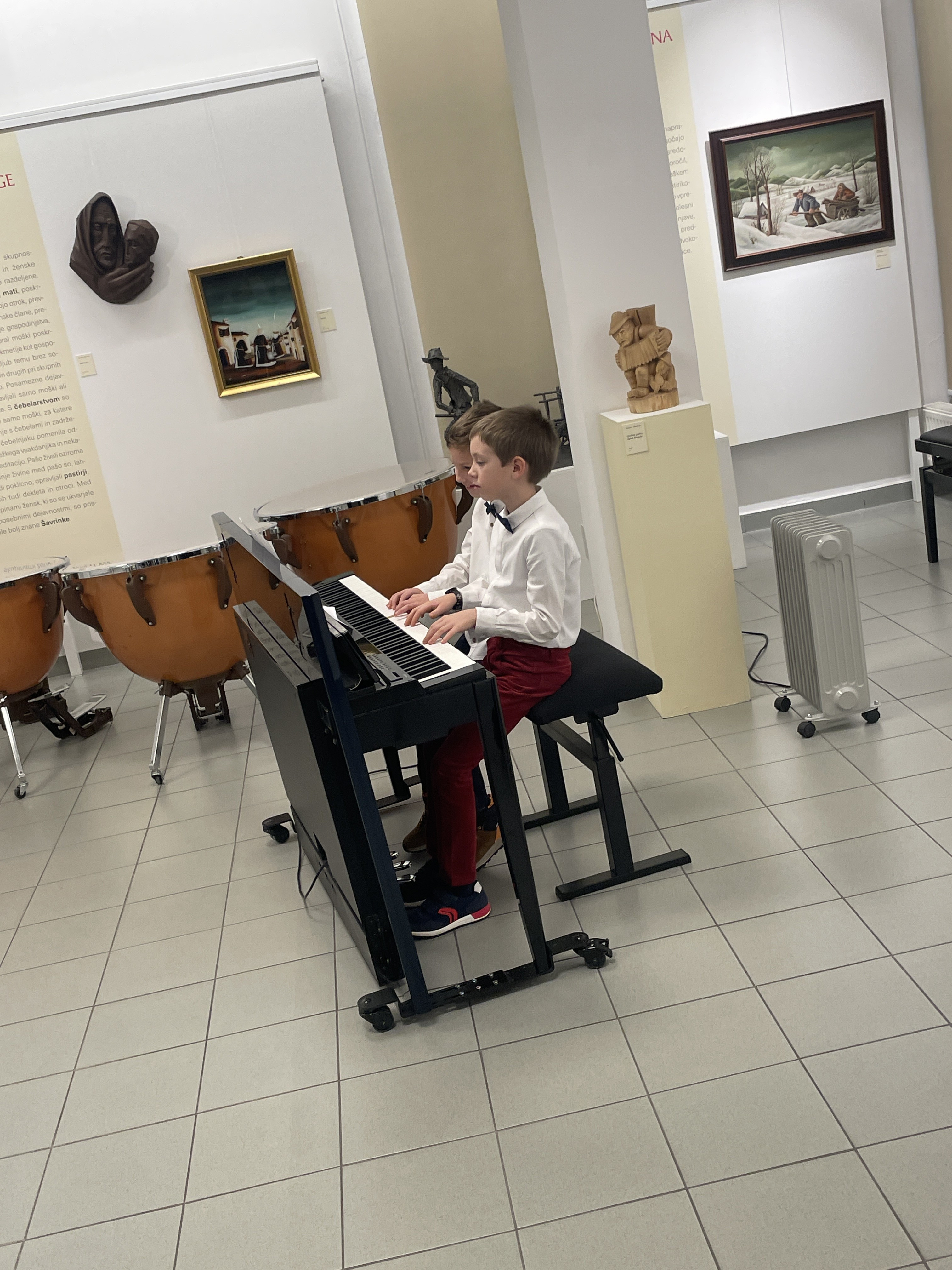 Mladi glasbeniki nastopajo v galeriji, 1. koncert