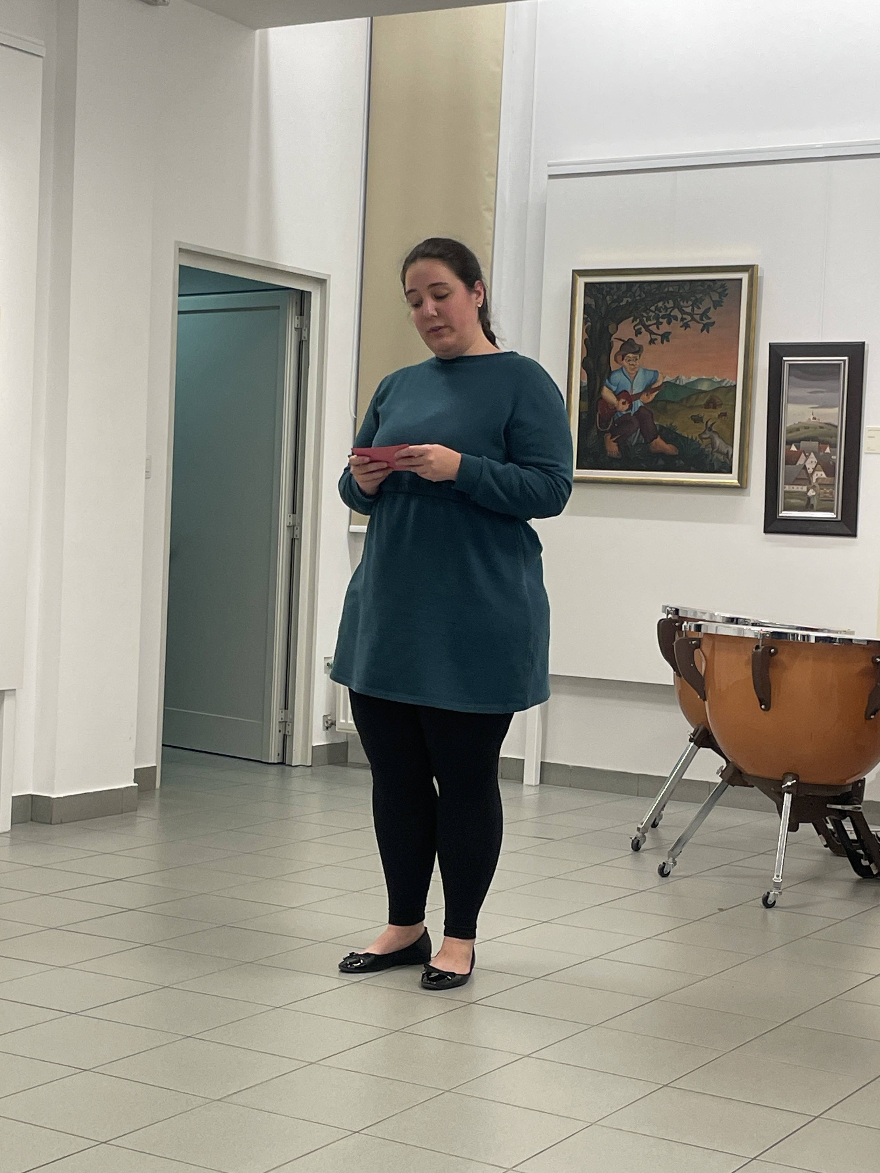 Mladi glasbeniki nastopajo v galeriji, 1. koncert