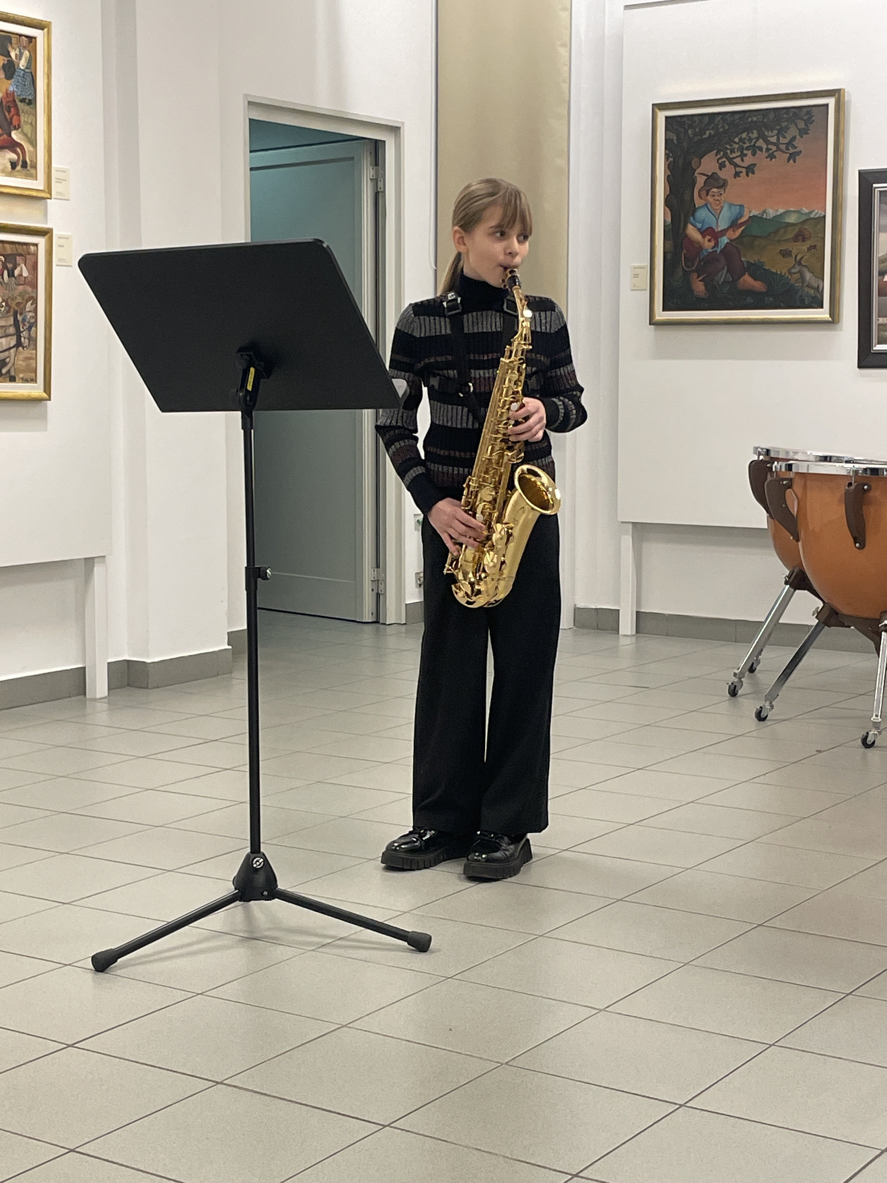 Mladi glasbeniki nastopajo v galeriji, 1. koncert