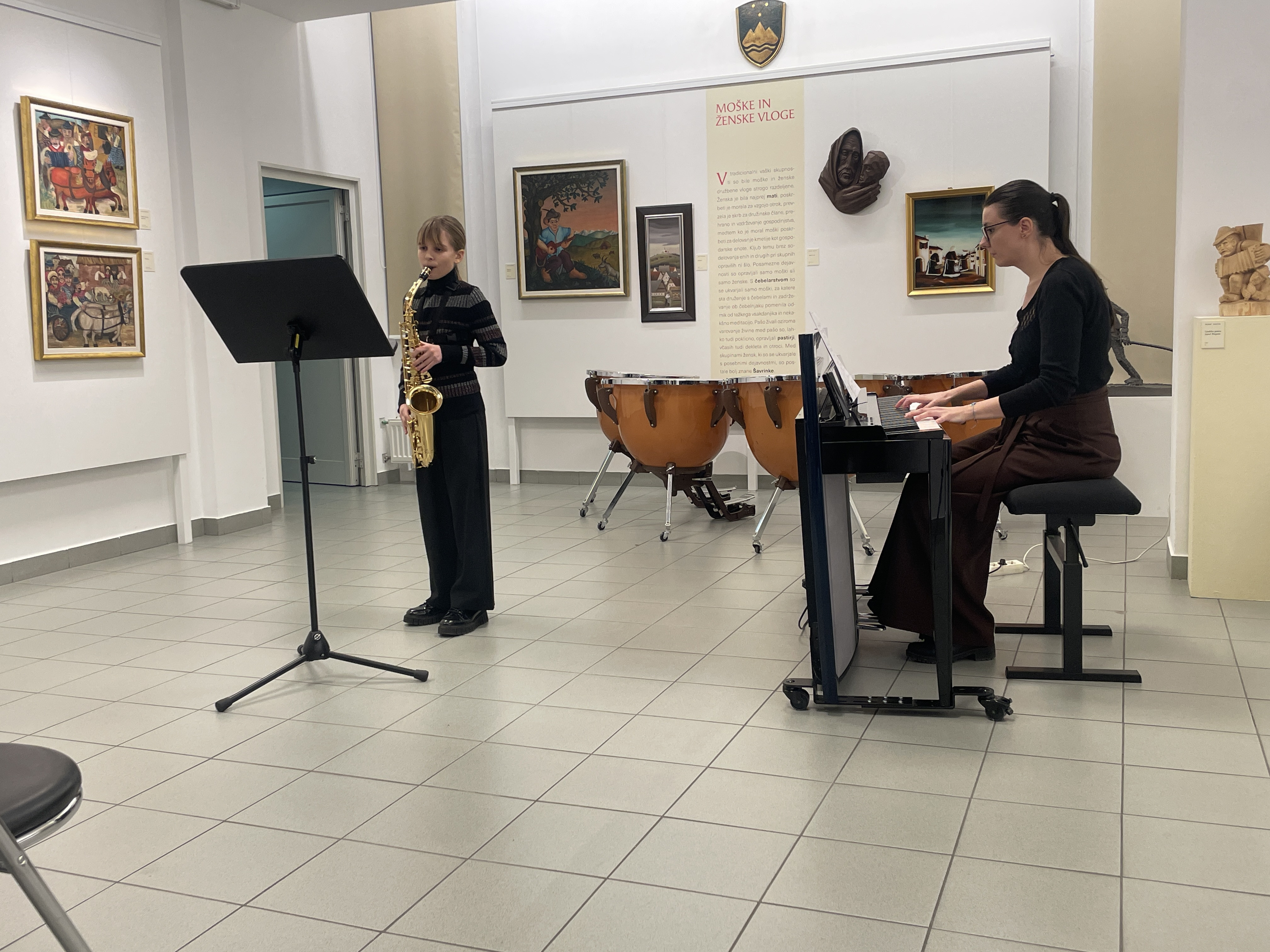 Mladi glasbeniki nastopajo v galeriji, 1. koncert