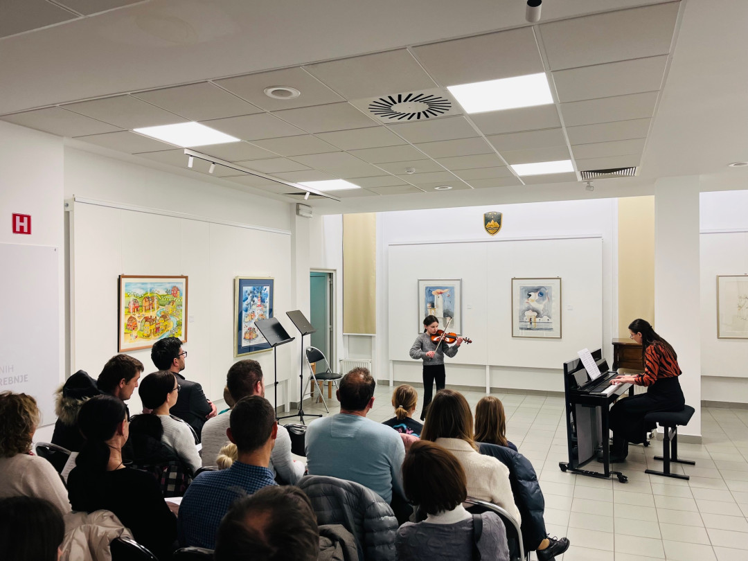 Mladi glasbeniki nastopajo v galeriji - 1. koncert