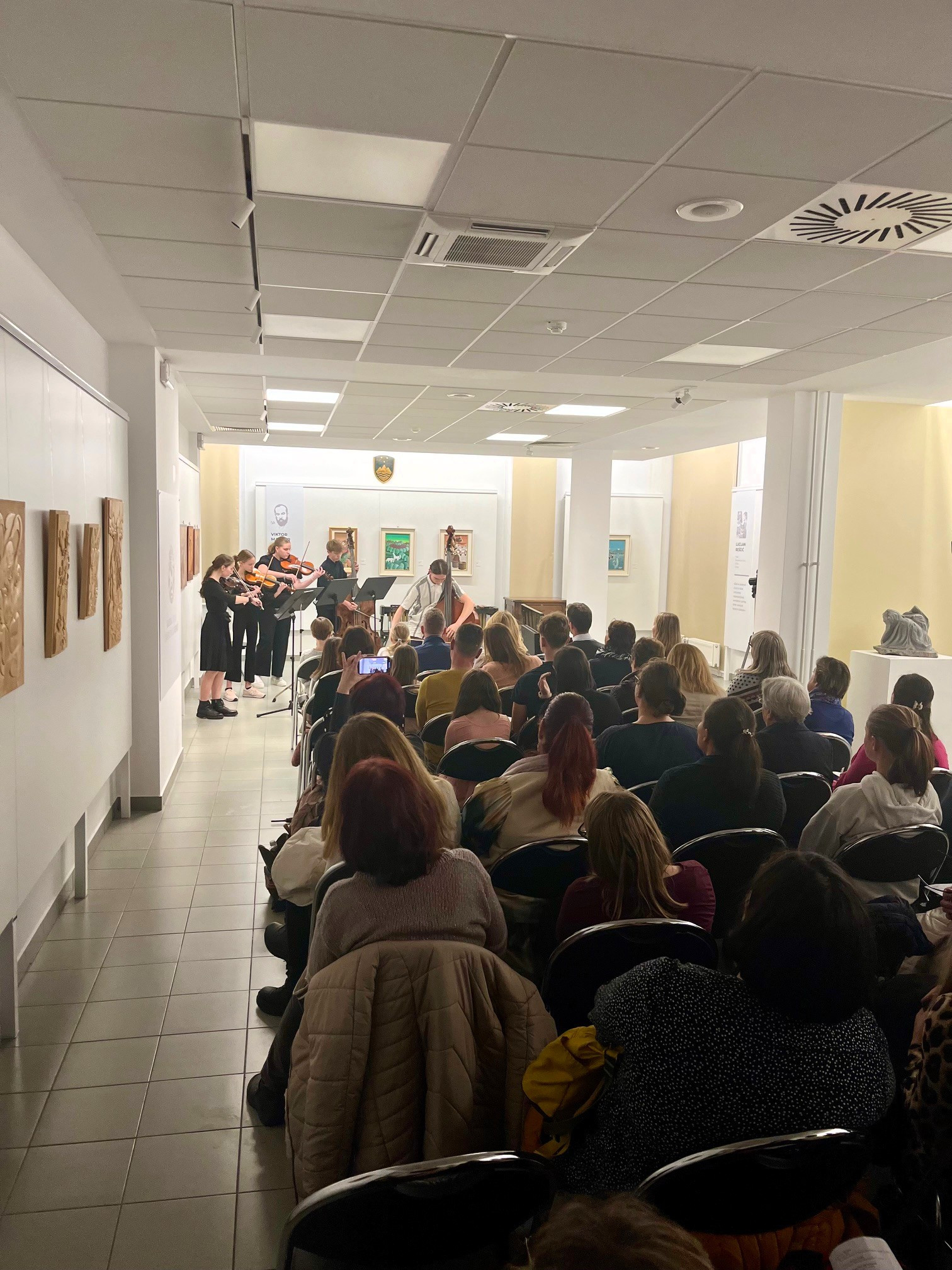 Mladi glasbeniki nastopajo v galeriji - 2. koncert