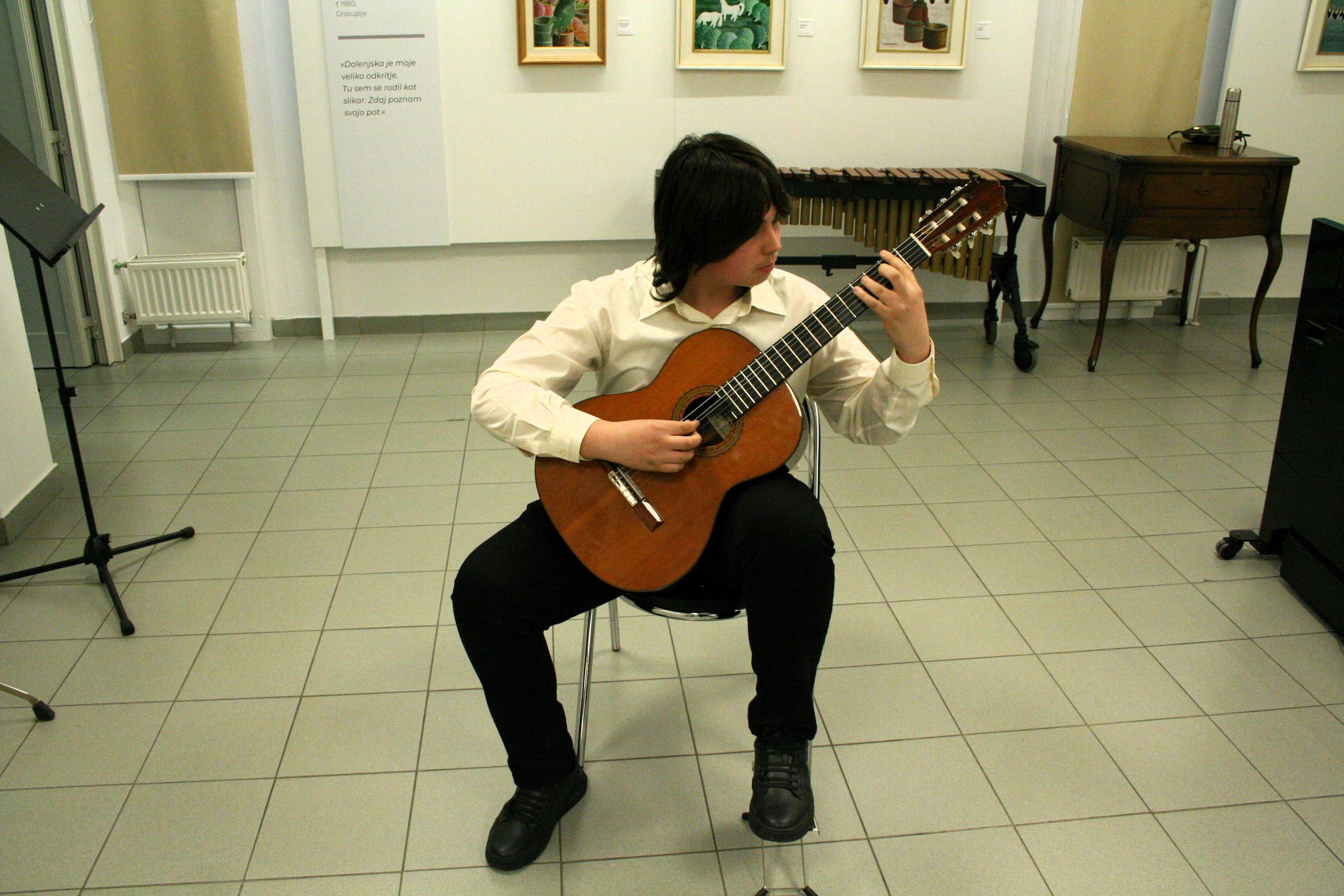 Mladi glasbeniki nastopajo v galeriji - 2. koncert