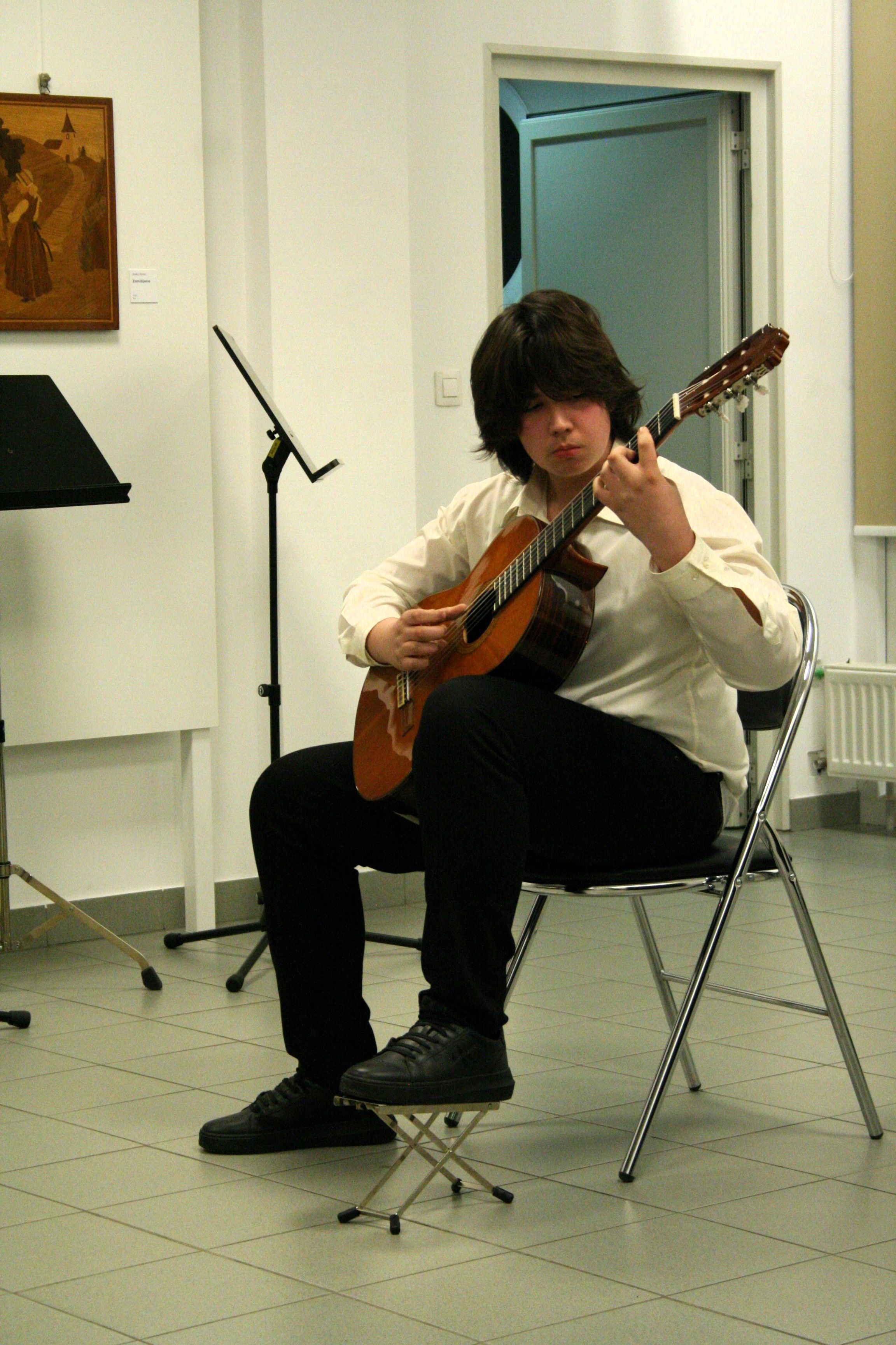 Mladi glasbeniki nastopajo v galeriji - 2. koncert