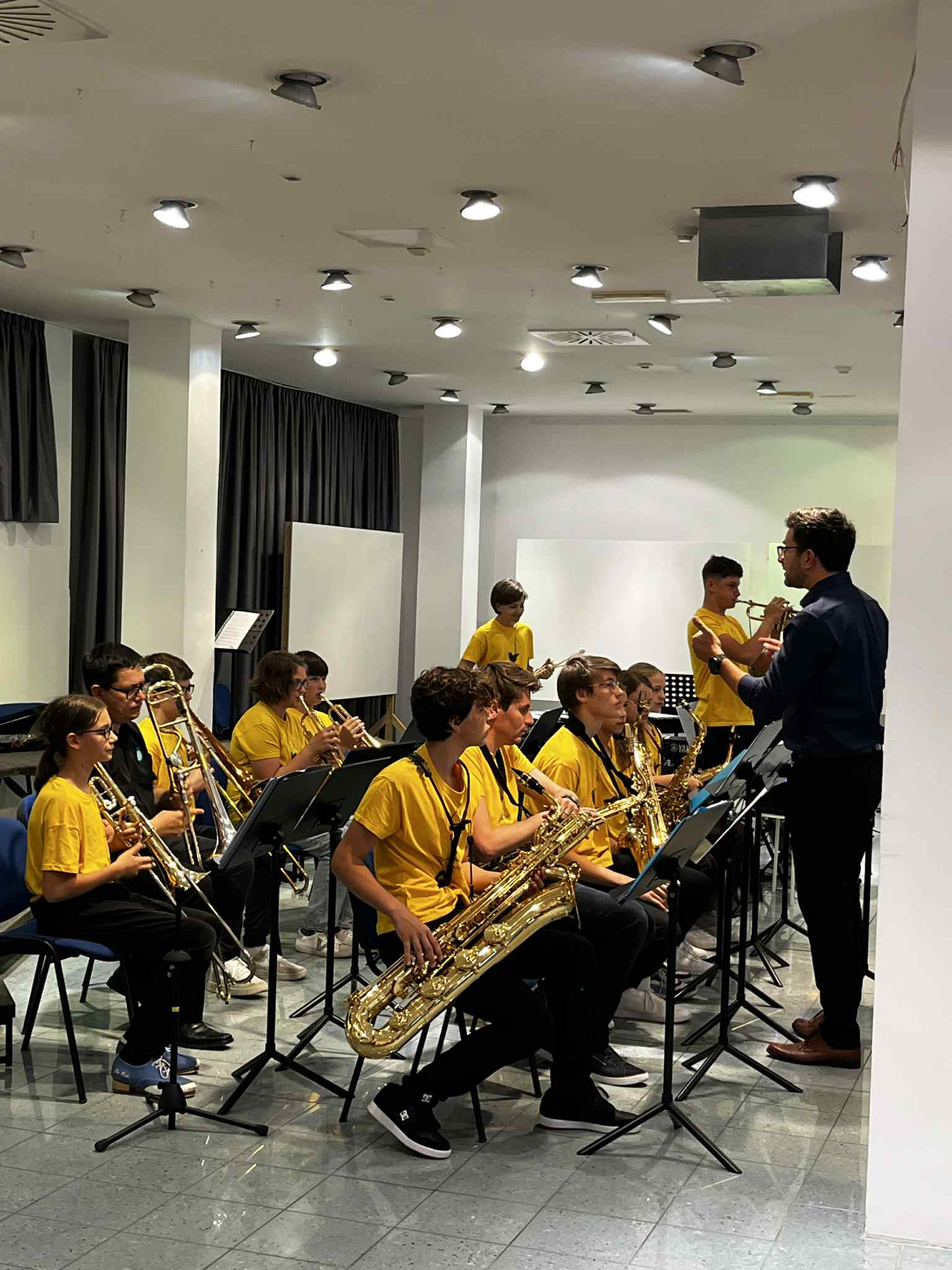 Nastop big banda Glasbene šole Trebnje na koncertu MePZ Leo Fortis