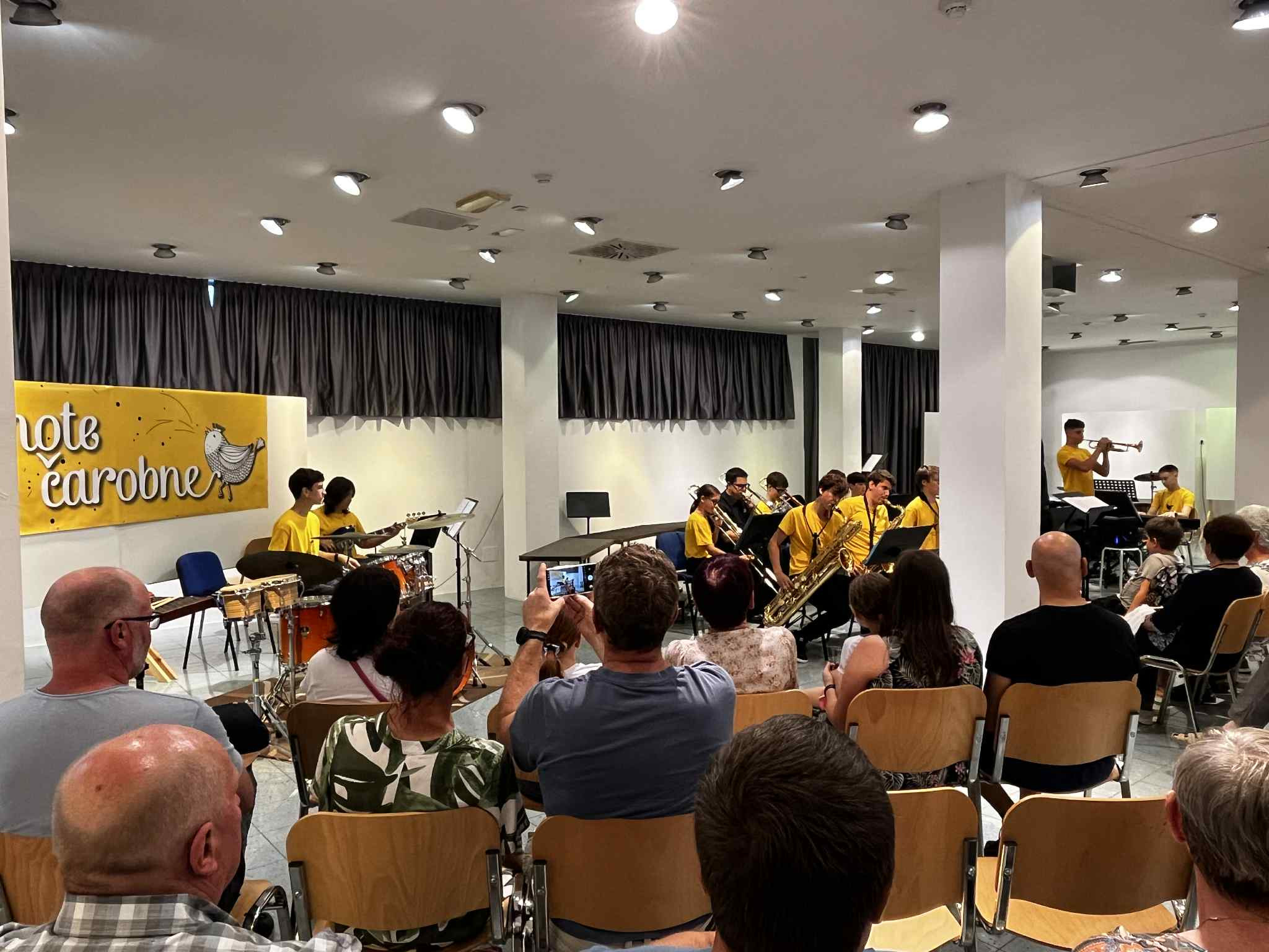 Nastop big banda Glasbene šole Trebnje na koncertu MePZ Leo Fortis