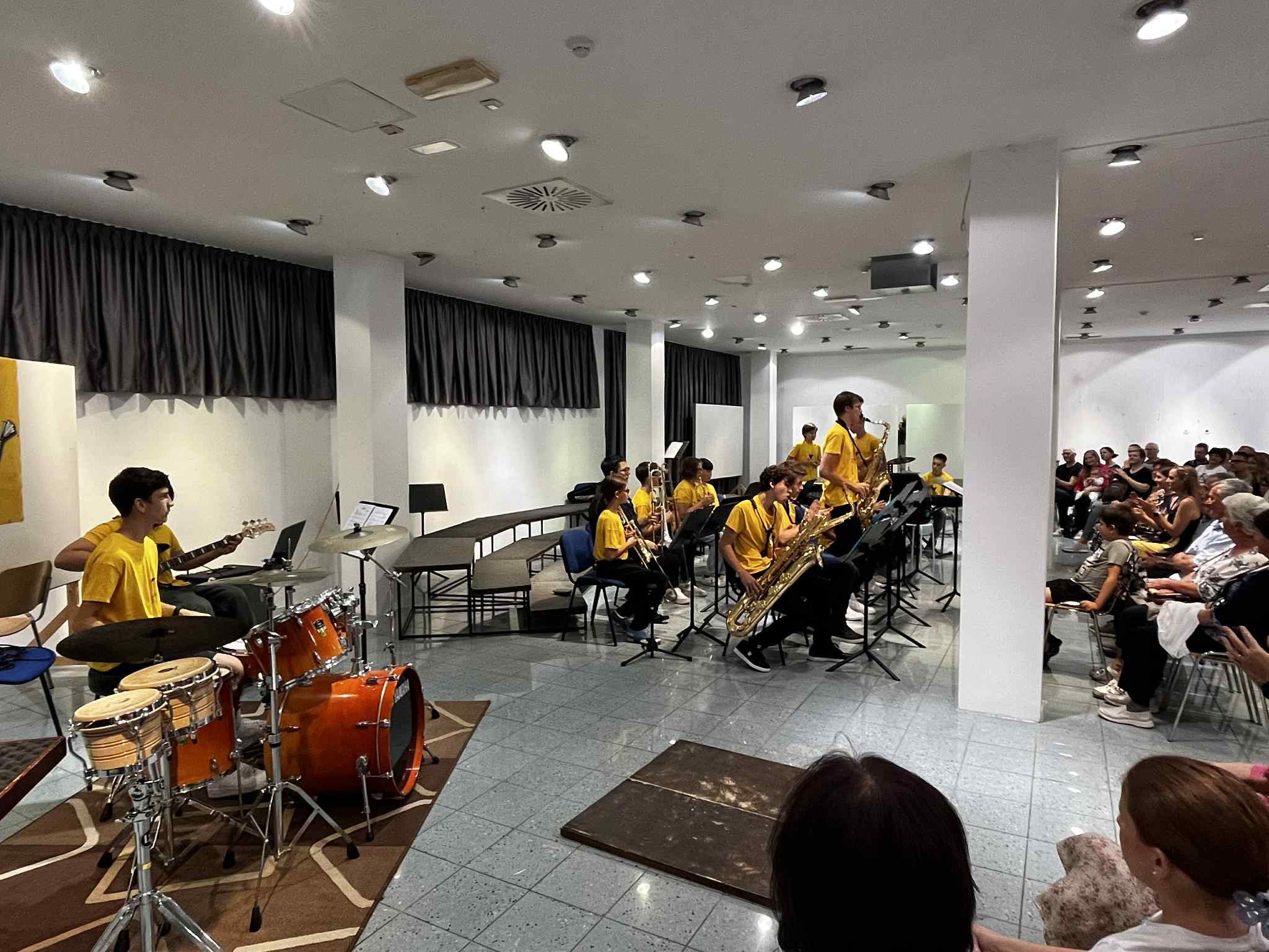 Nastop big banda Glasbene šole Trebnje na koncertu MePZ Leo Fortis