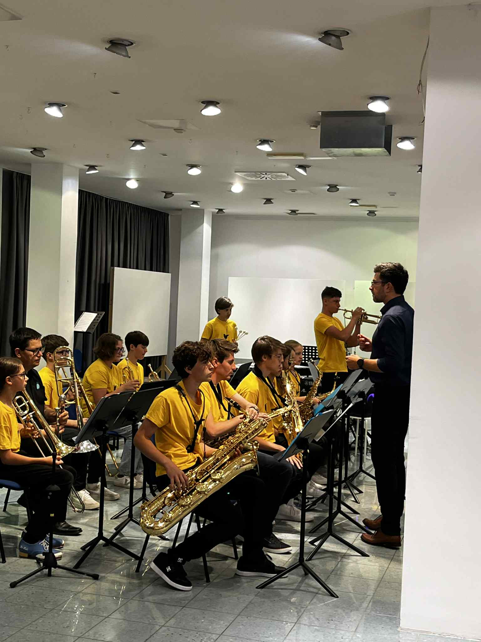 Nastop big banda Glasbene šole Trebnje na koncertu MePZ Leo Fortis