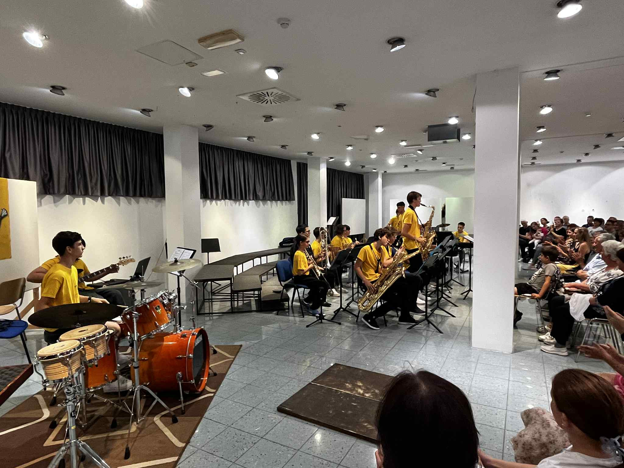 Nastop big banda Glasbene šole Trebnje na koncertu MePZ Leo Fortis