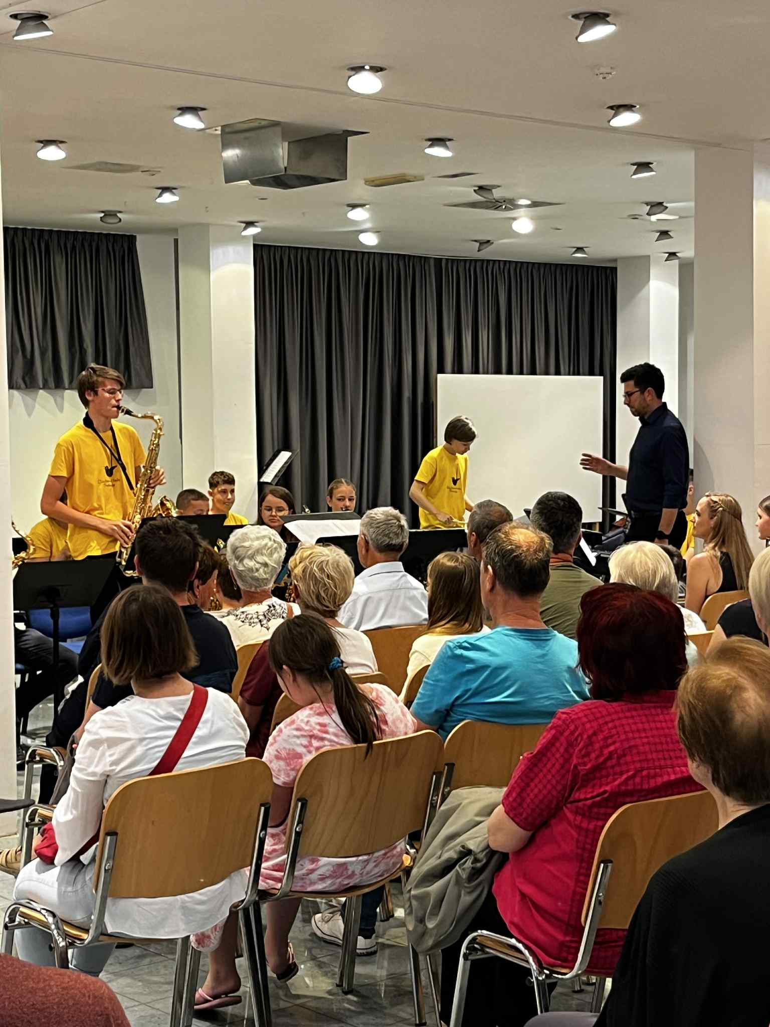 Nastop big banda Glasbene šole Trebnje na koncertu MePZ Leo Fortis