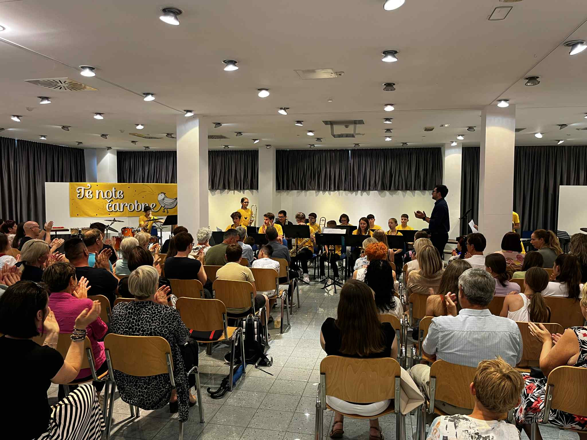 Nastop big banda Glasbene šole Trebnje na koncertu MePZ Leo Fortis