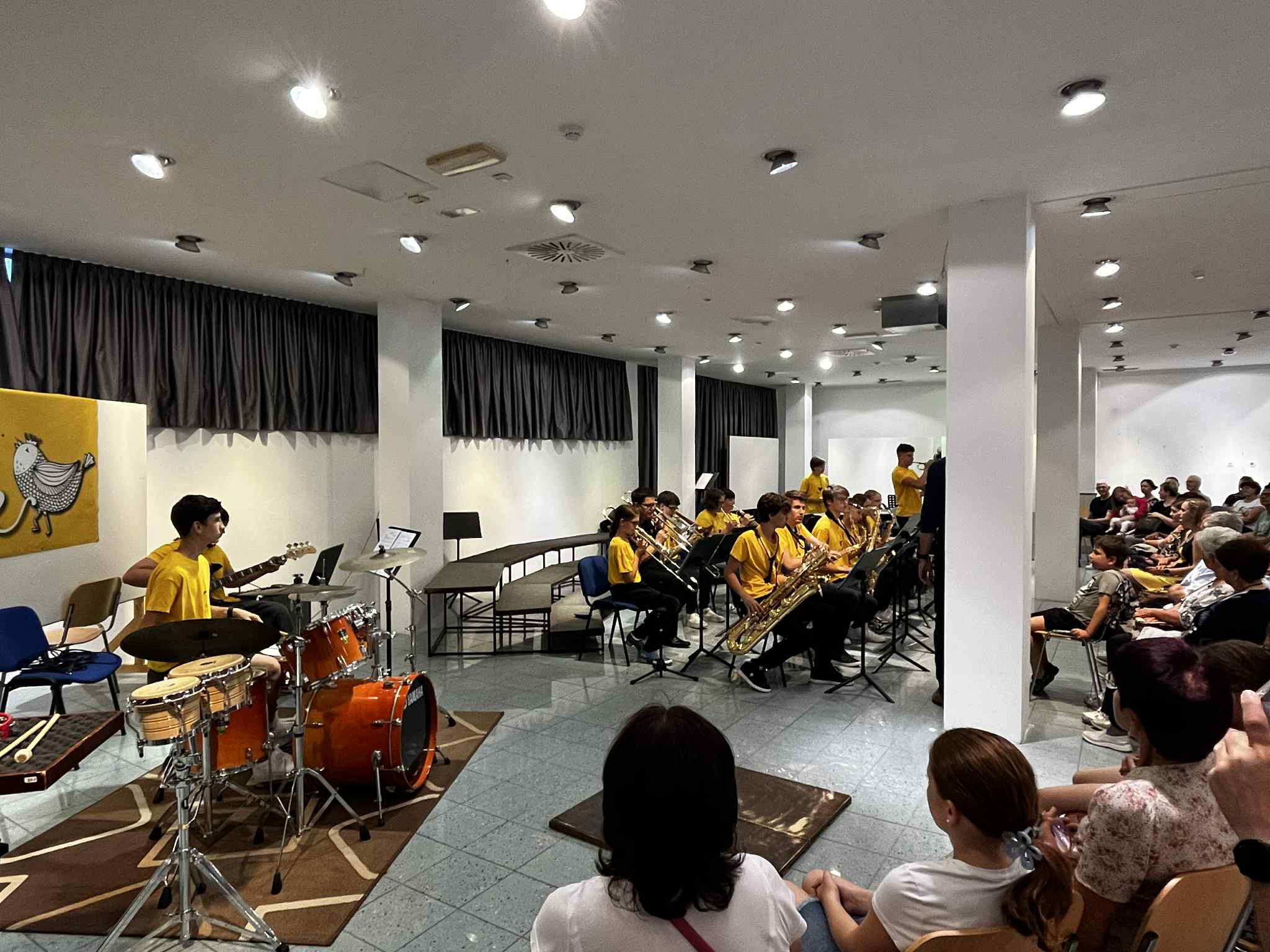 Nastop big banda Glasbene šole Trebnje na koncertu MePZ Leo Fortis