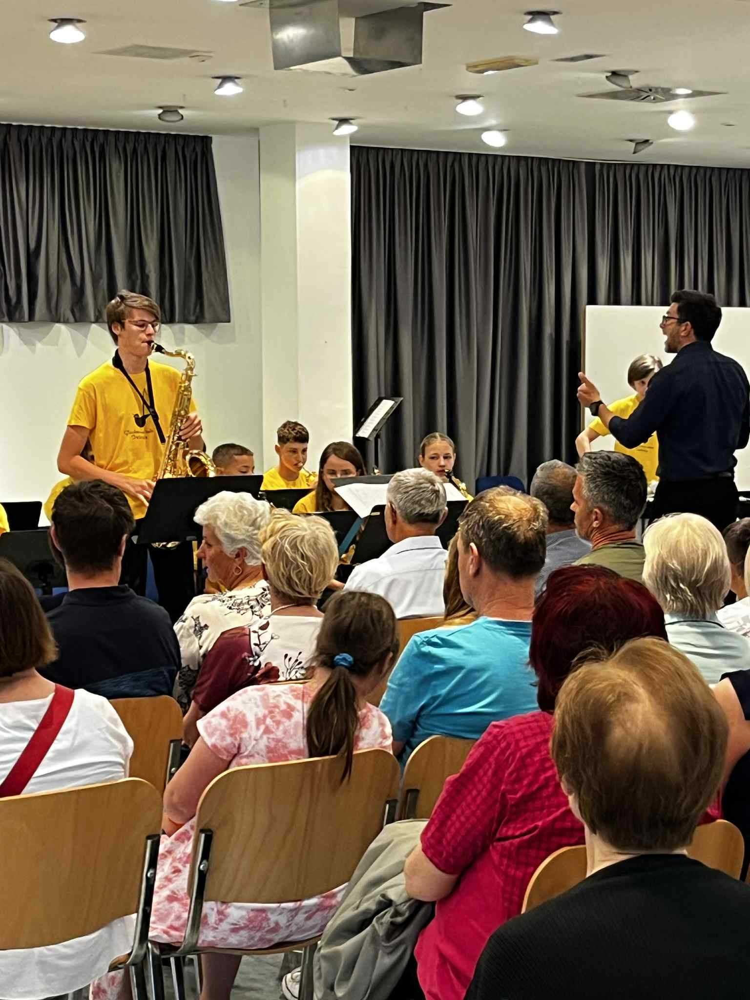 Nastop big banda Glasbene šole Trebnje na koncertu MePZ Leo Fortis