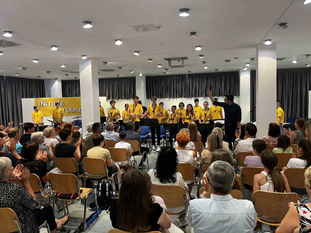 Nastop big banda Glasbene šole Trebnje na koncertu MePZ Leo Fortis