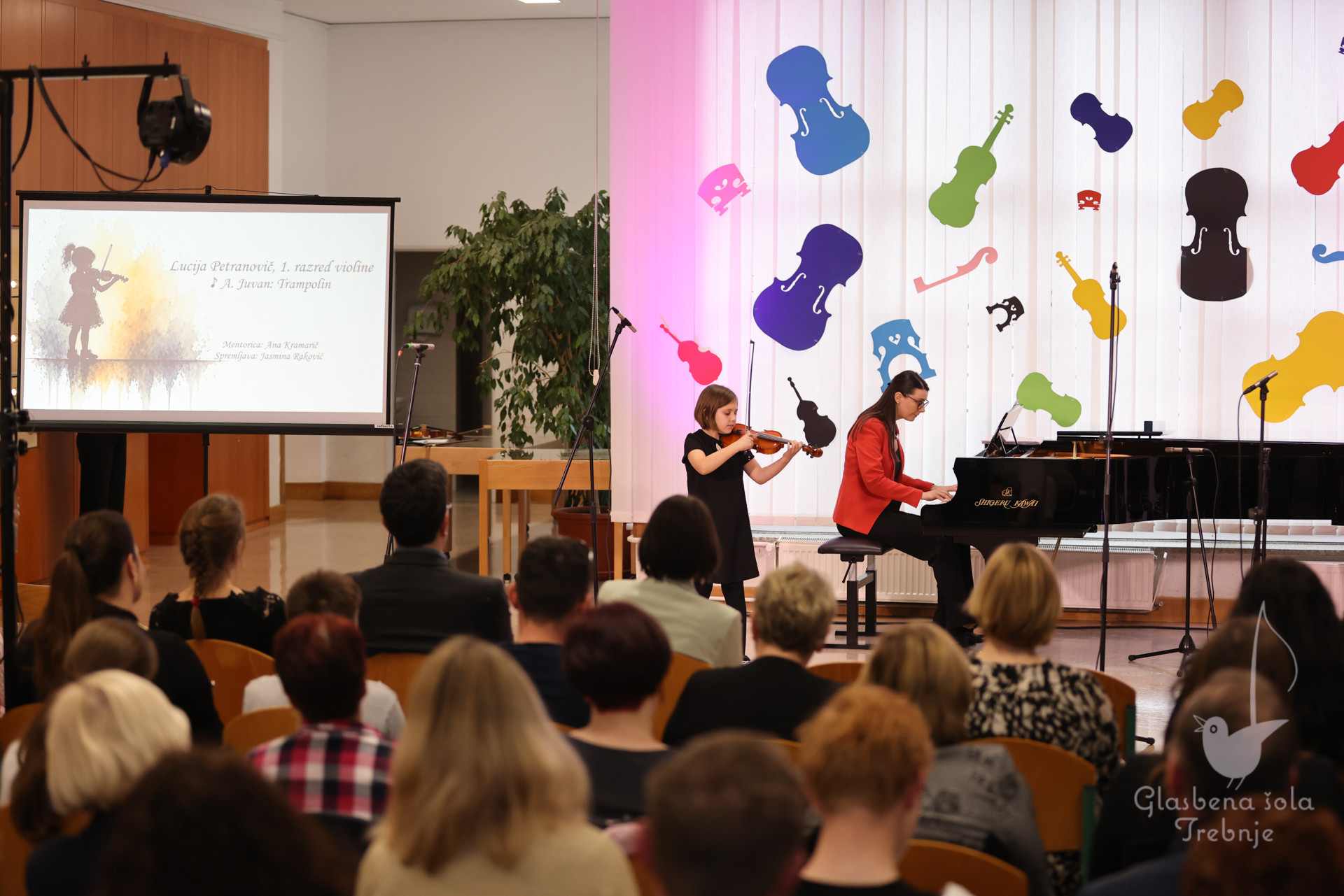 Nastop godalnega oddelka ob 50-letnici šole