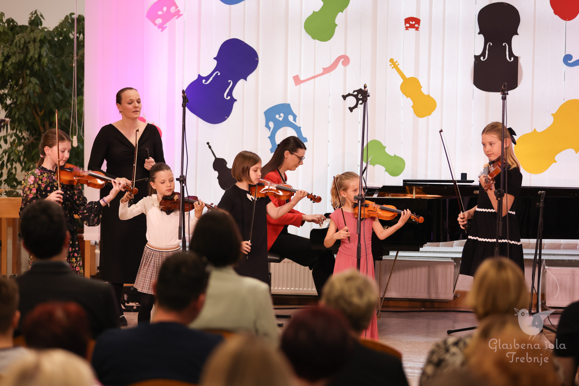 Nastop godalnega oddelka ob 50-letnici šole