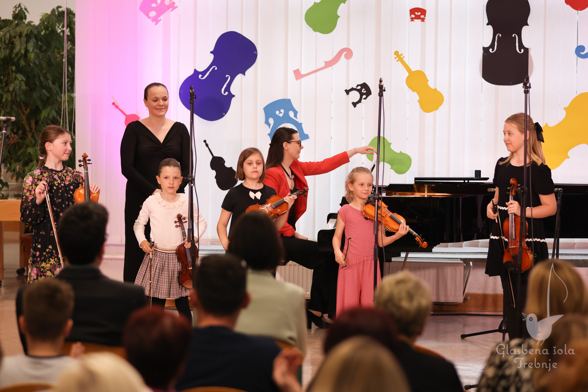 Nastop godalnega oddelka ob 50-letnici šole