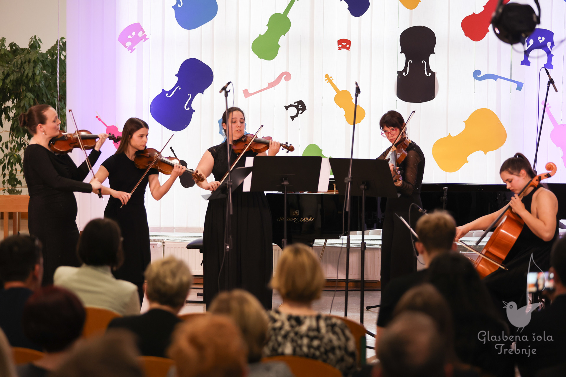 Nastop godalnega oddelka ob 50-letnici šole