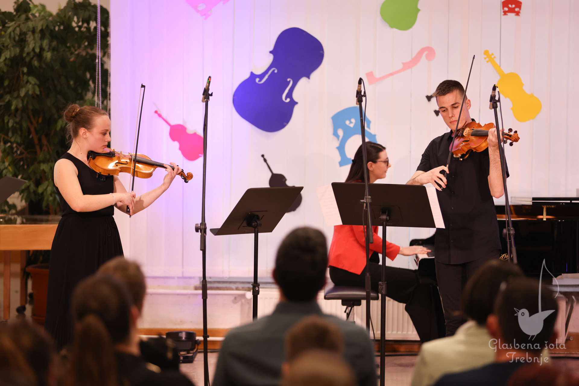 Nastop godalnega oddelka ob 50-letnici šole