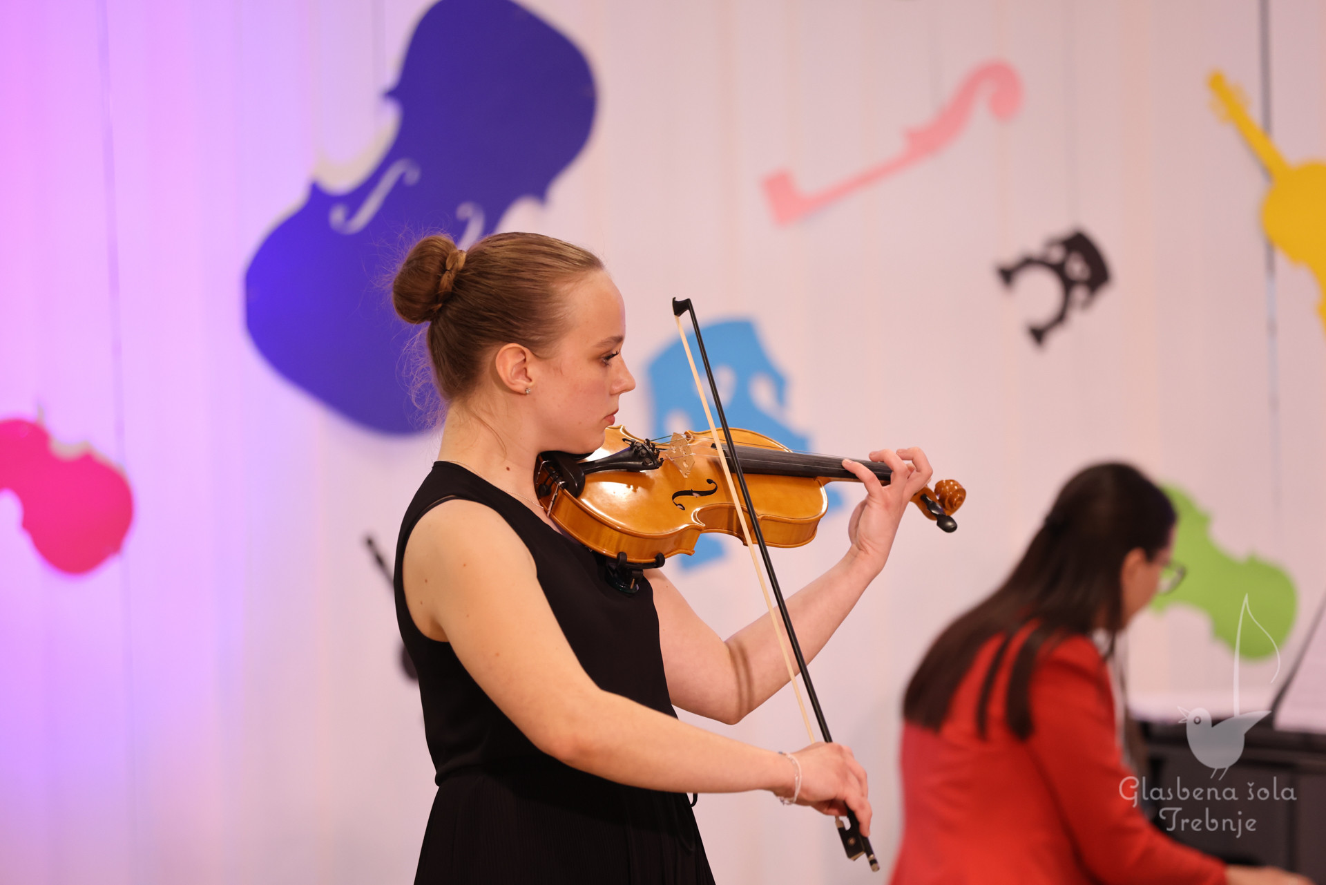 Nastop godalnega oddelka ob 50-letnici šole