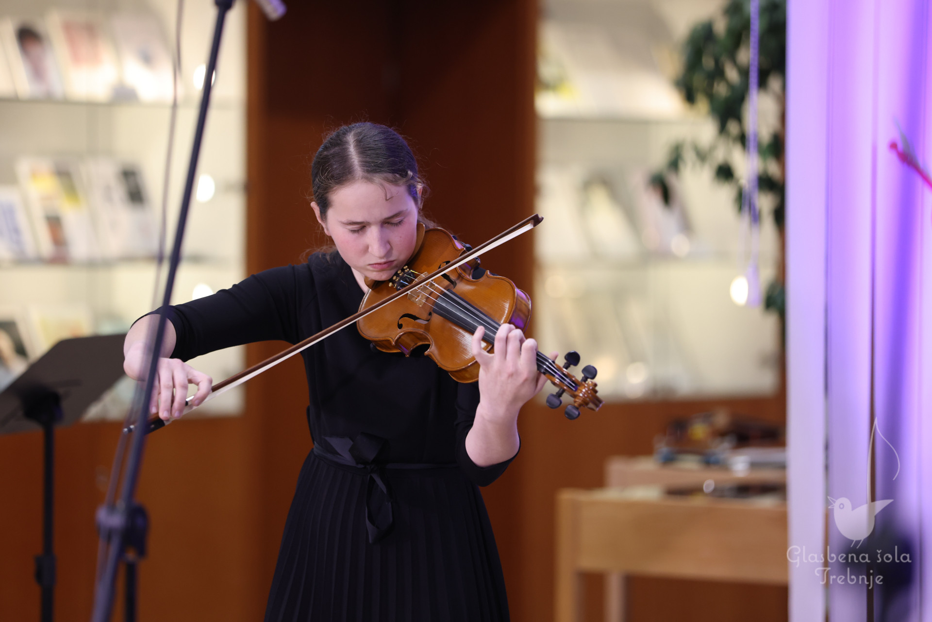 Nastop godalnega oddelka ob 50-letnici šole