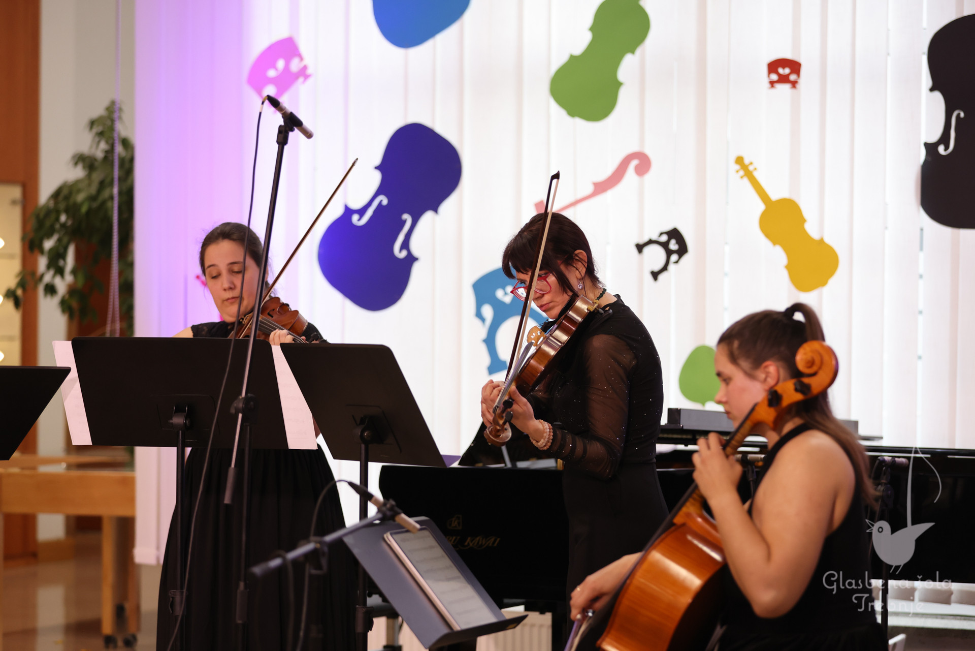 Nastop godalnega oddelka ob 50-letnici šole