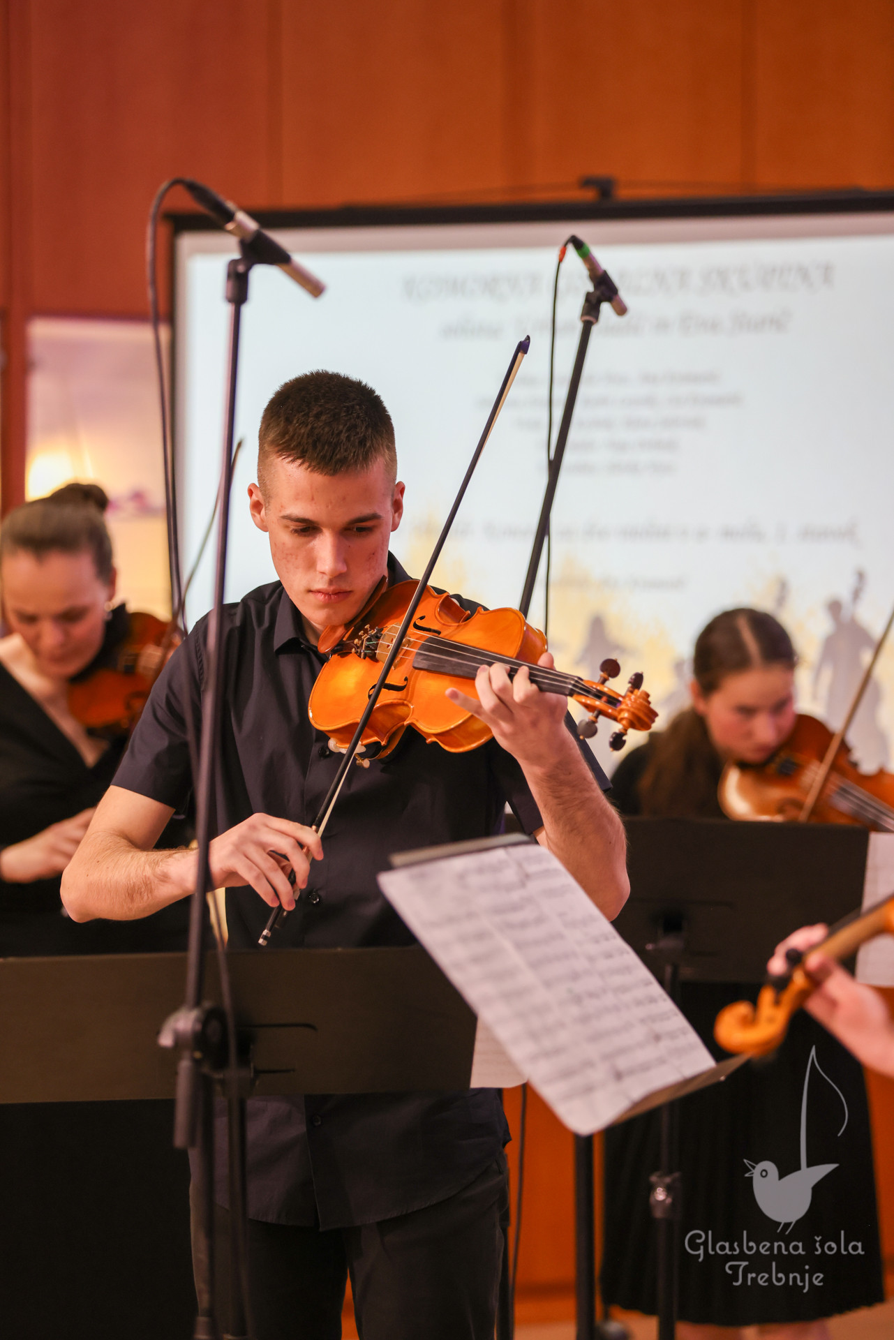Nastop godalnega oddelka ob 50-letnici šole