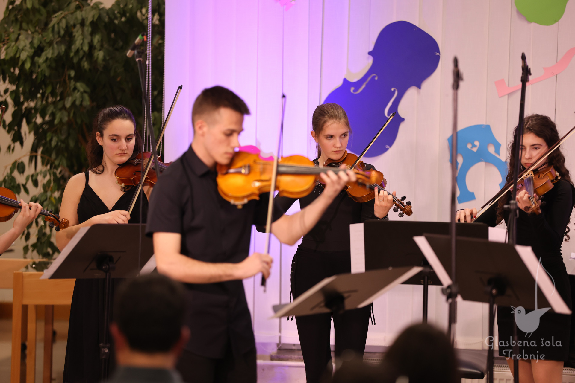 Nastop godalnega oddelka ob 50-letnici šole